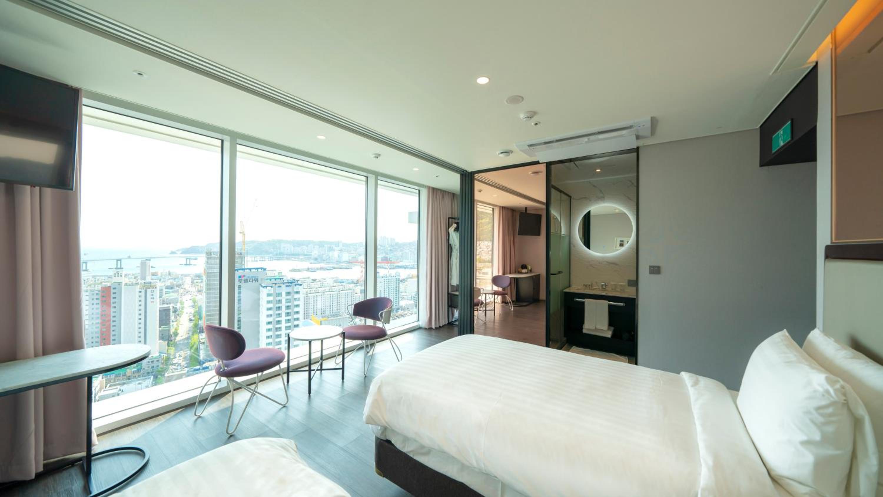 Standard Twin Room with City View