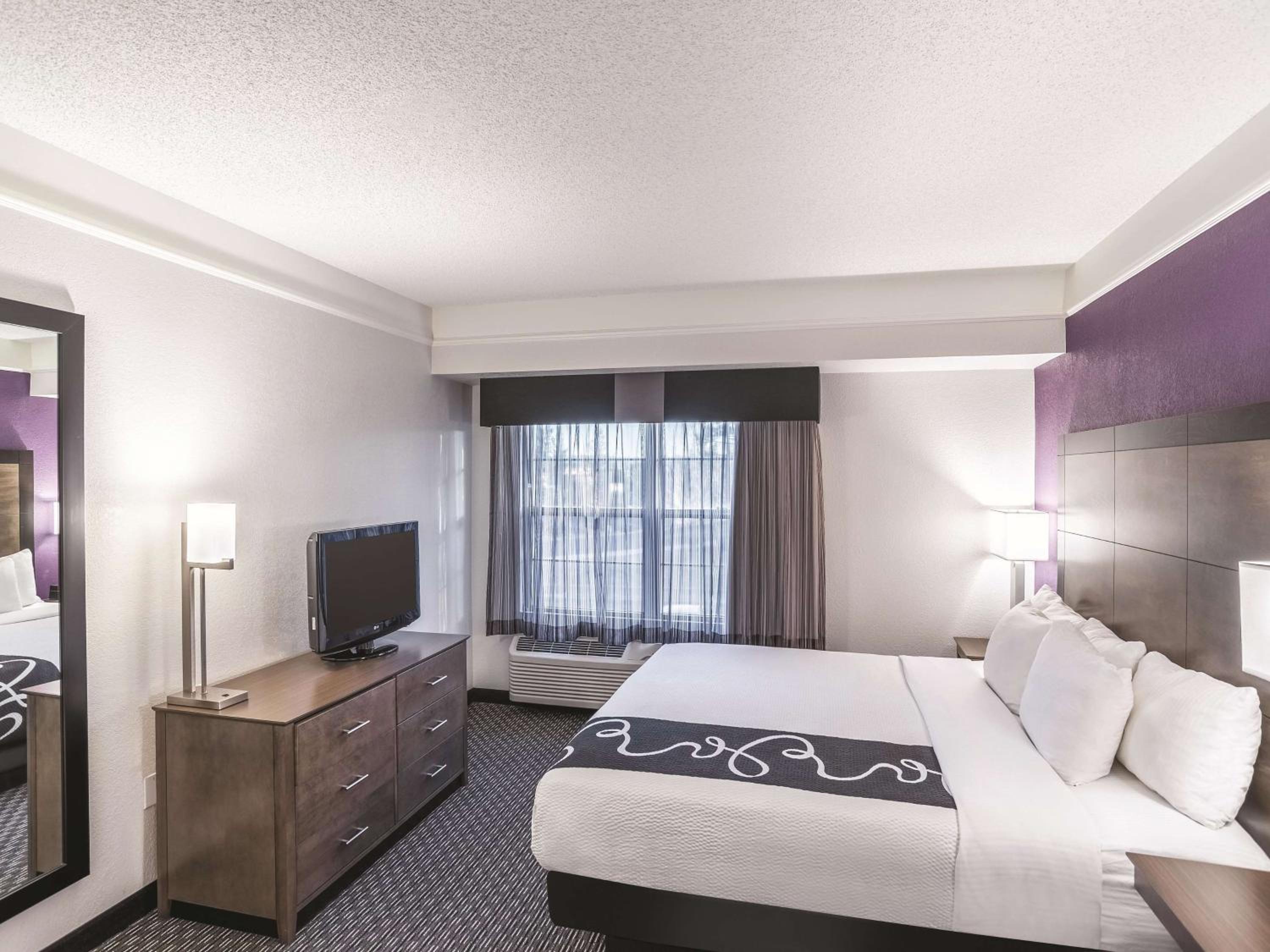 One-Bedroom King Suite - Non-Smoking