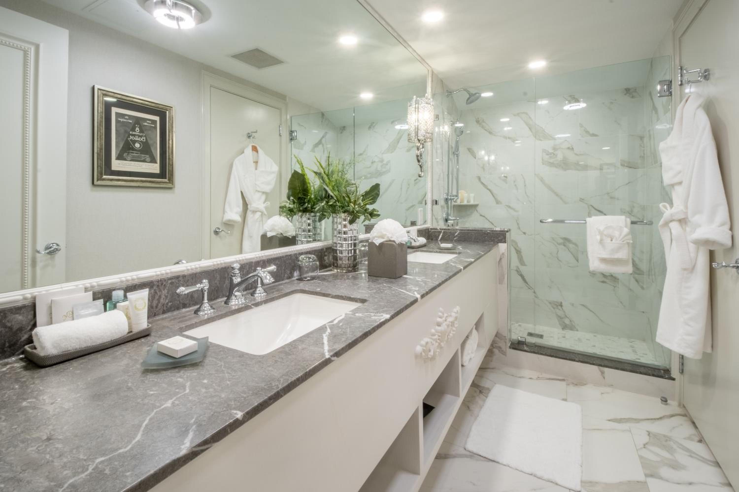 Superior King Room Atrium View