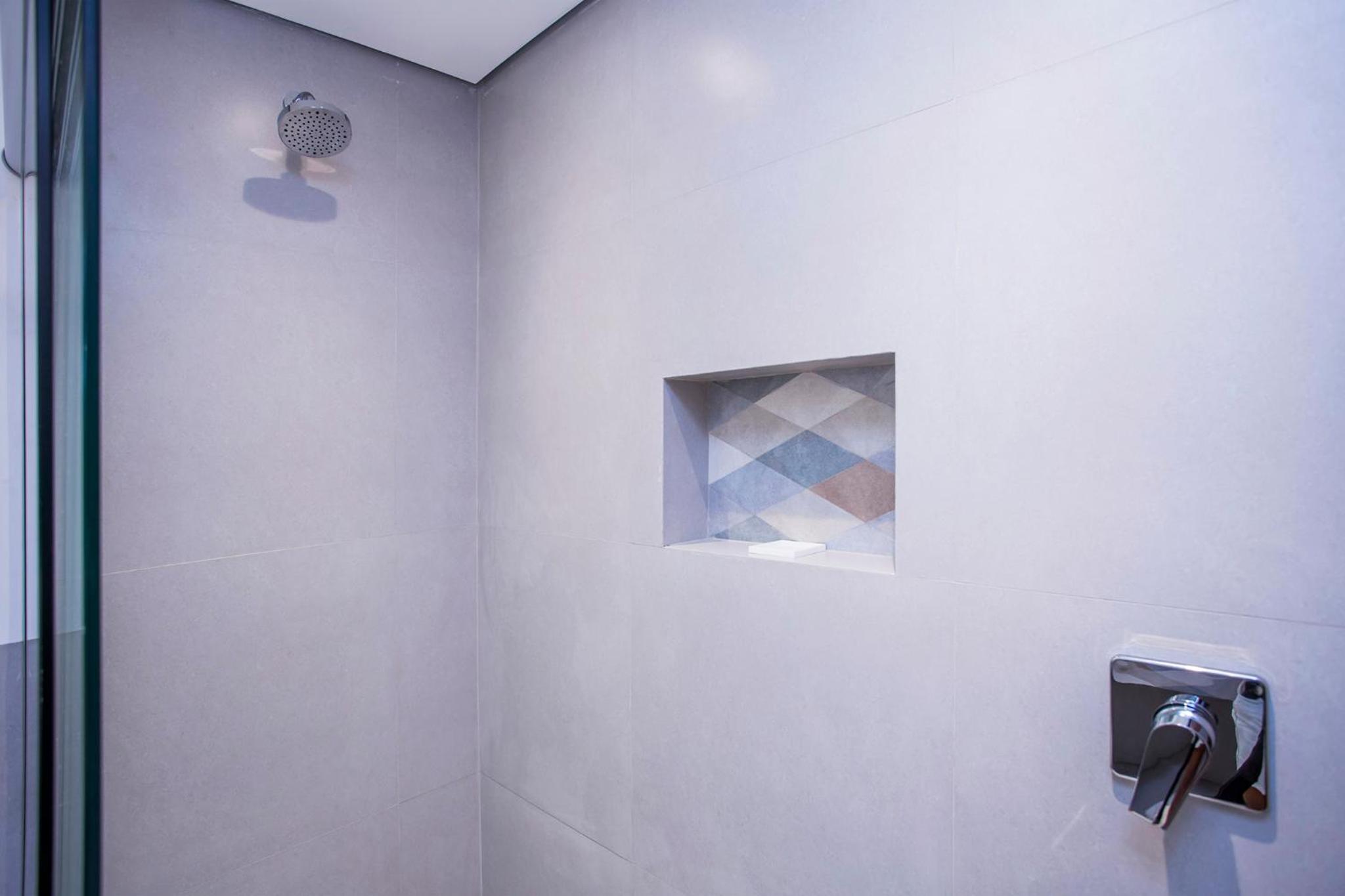  Deluxe room with king size bed