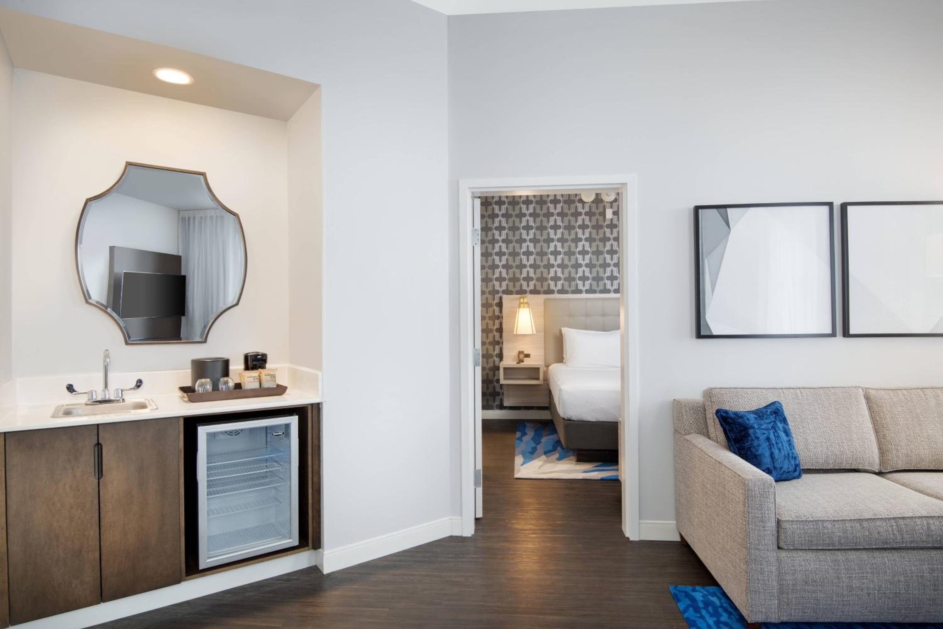 One-Bedroom King Suite with Sofa Bed and Adapted Tub - Mobility Accessible