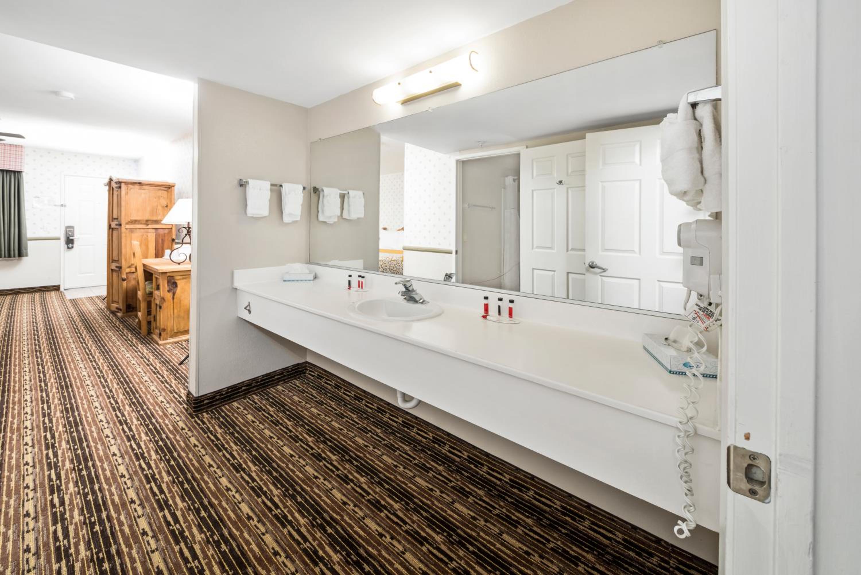 One-Bedroom King Suite - Non-Smoking