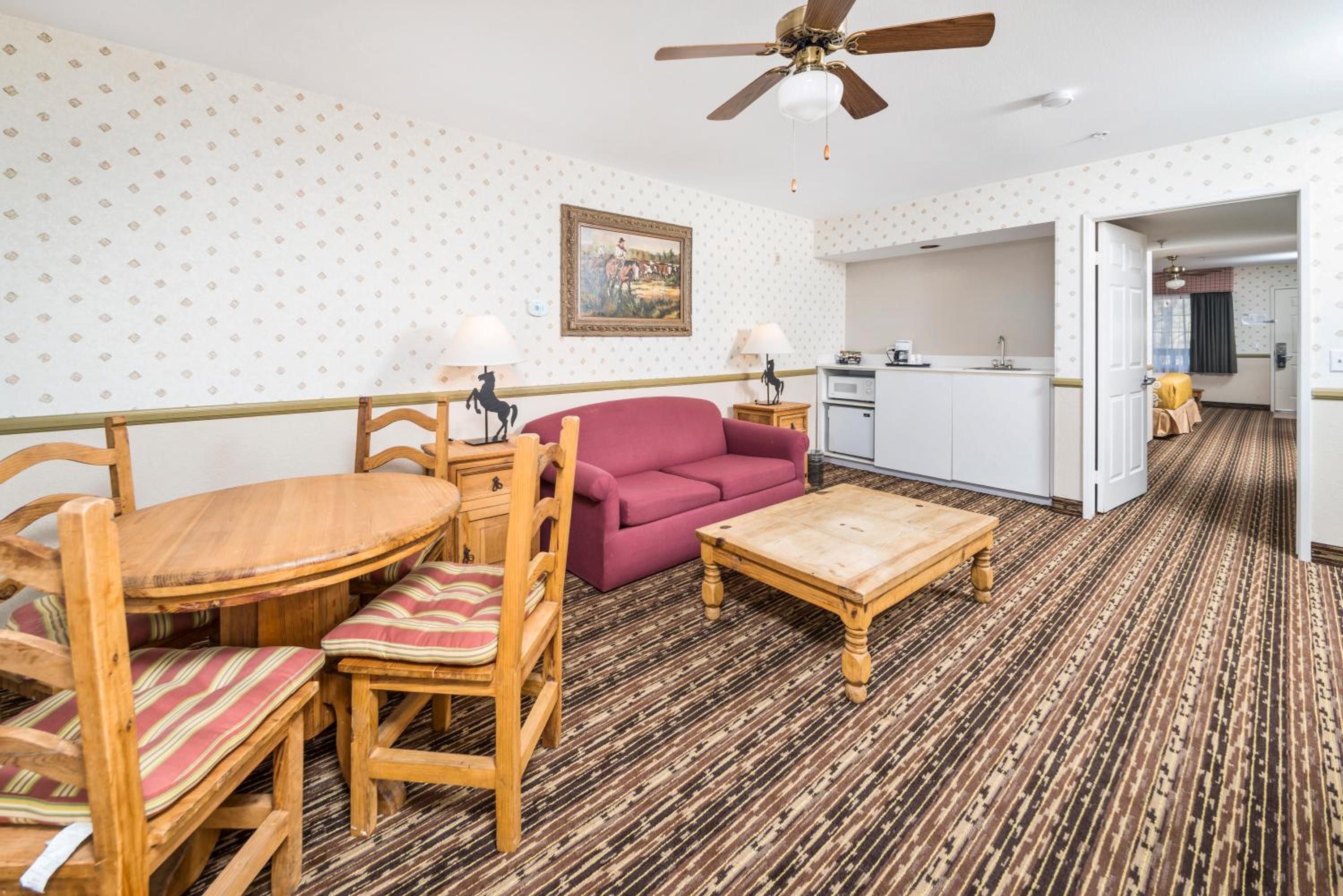 One-Bedroom King Suite - Non-Smoking