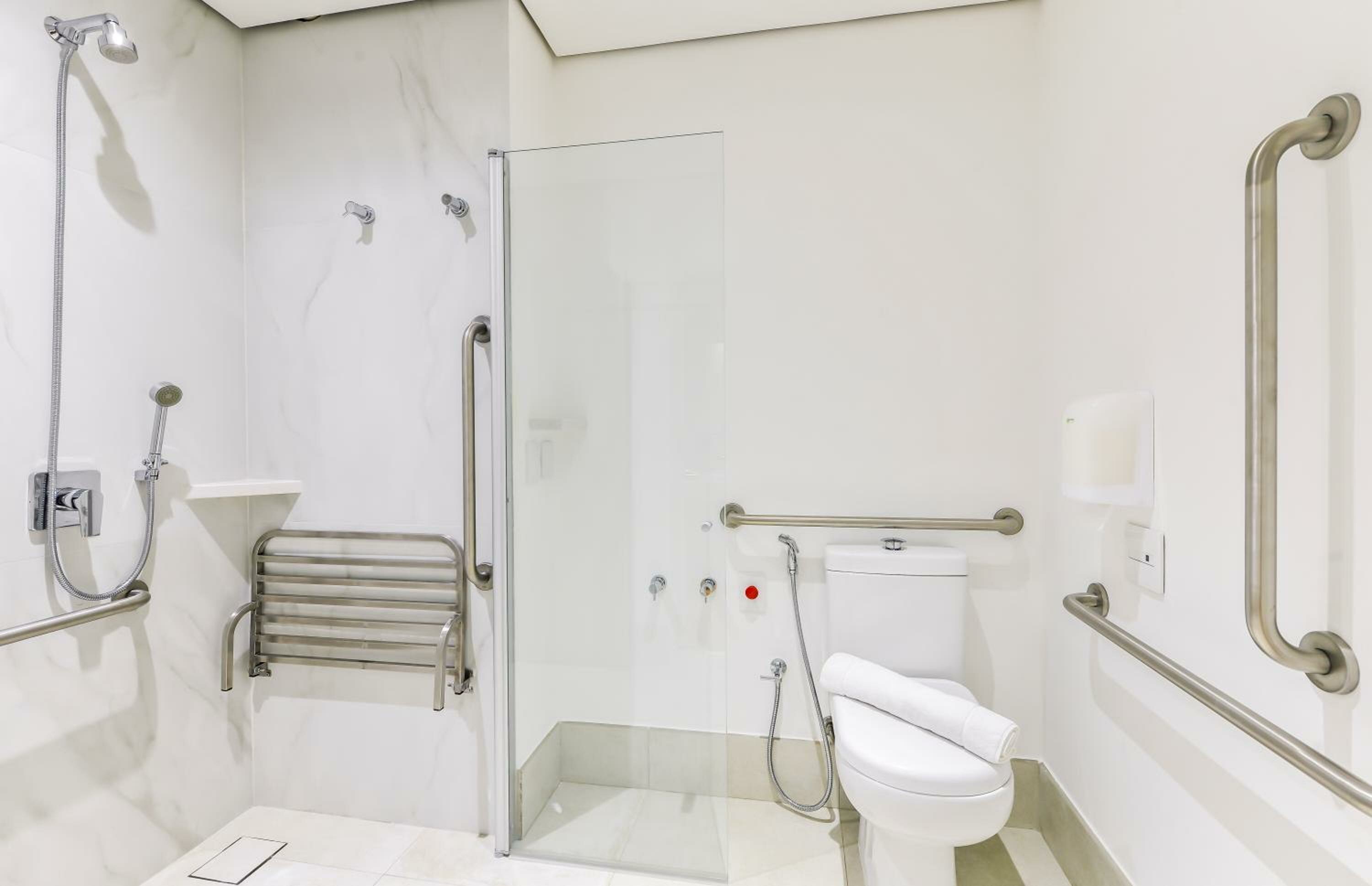 Queen Room with Roll-in Shower - Mobility Accessible