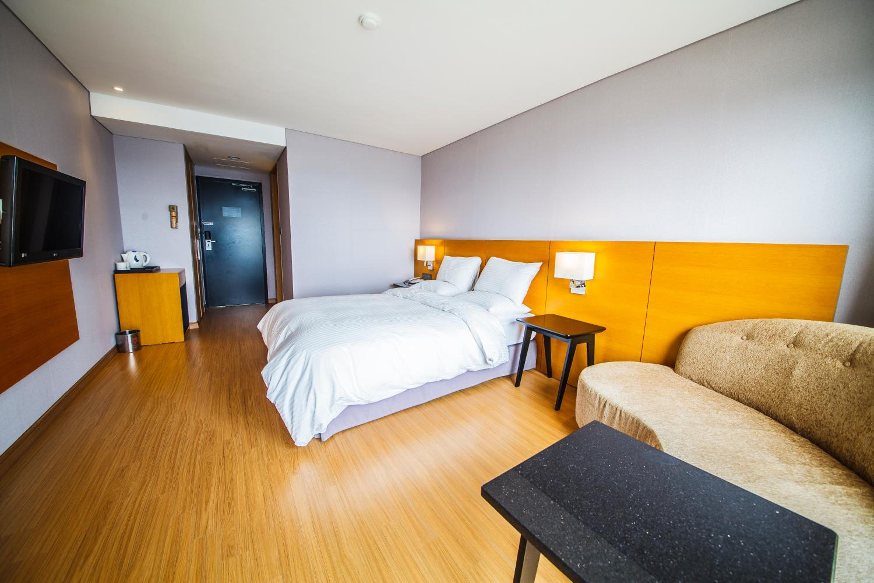 Standard Double Room with Lake View