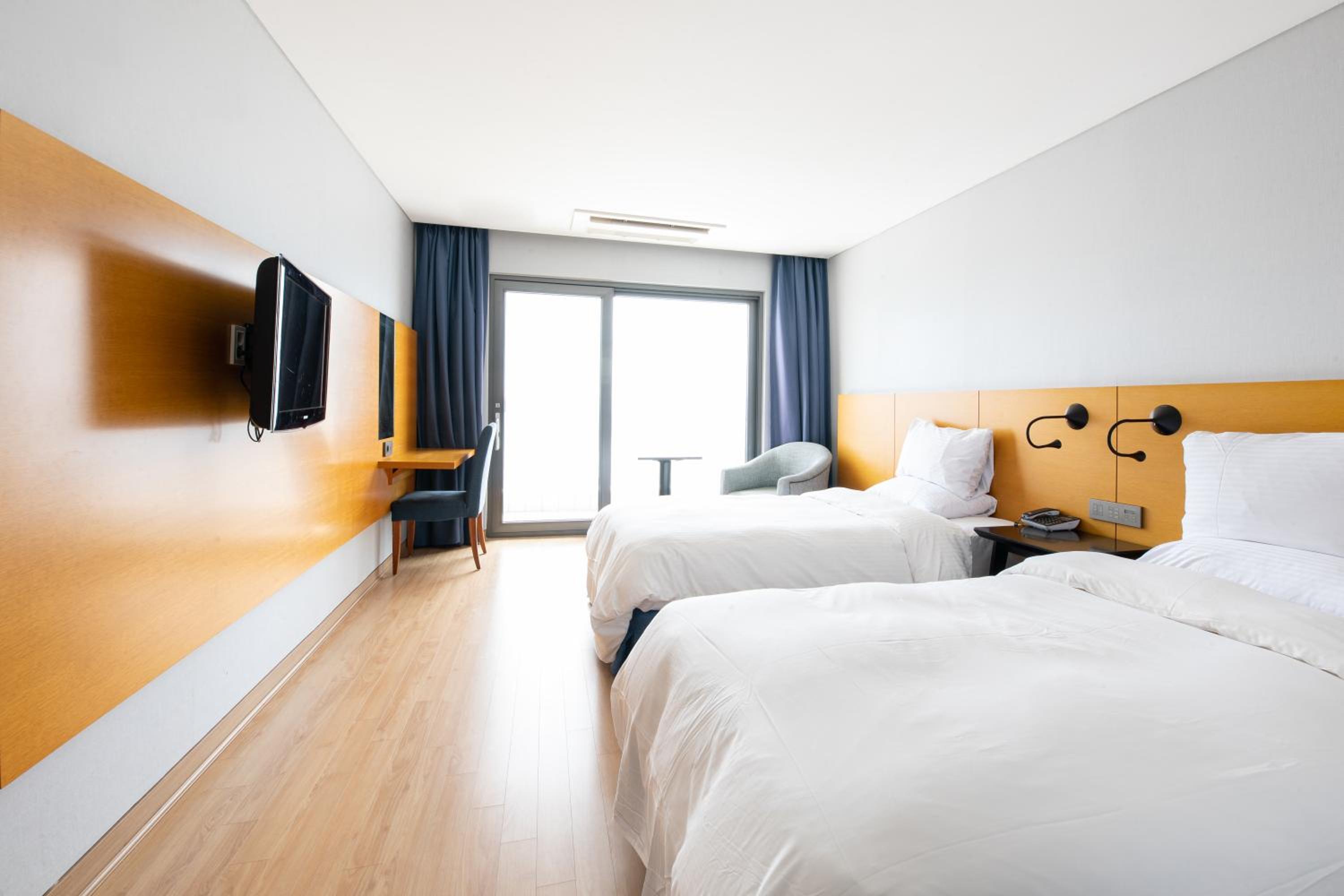 Standard Twin Room with Lake View