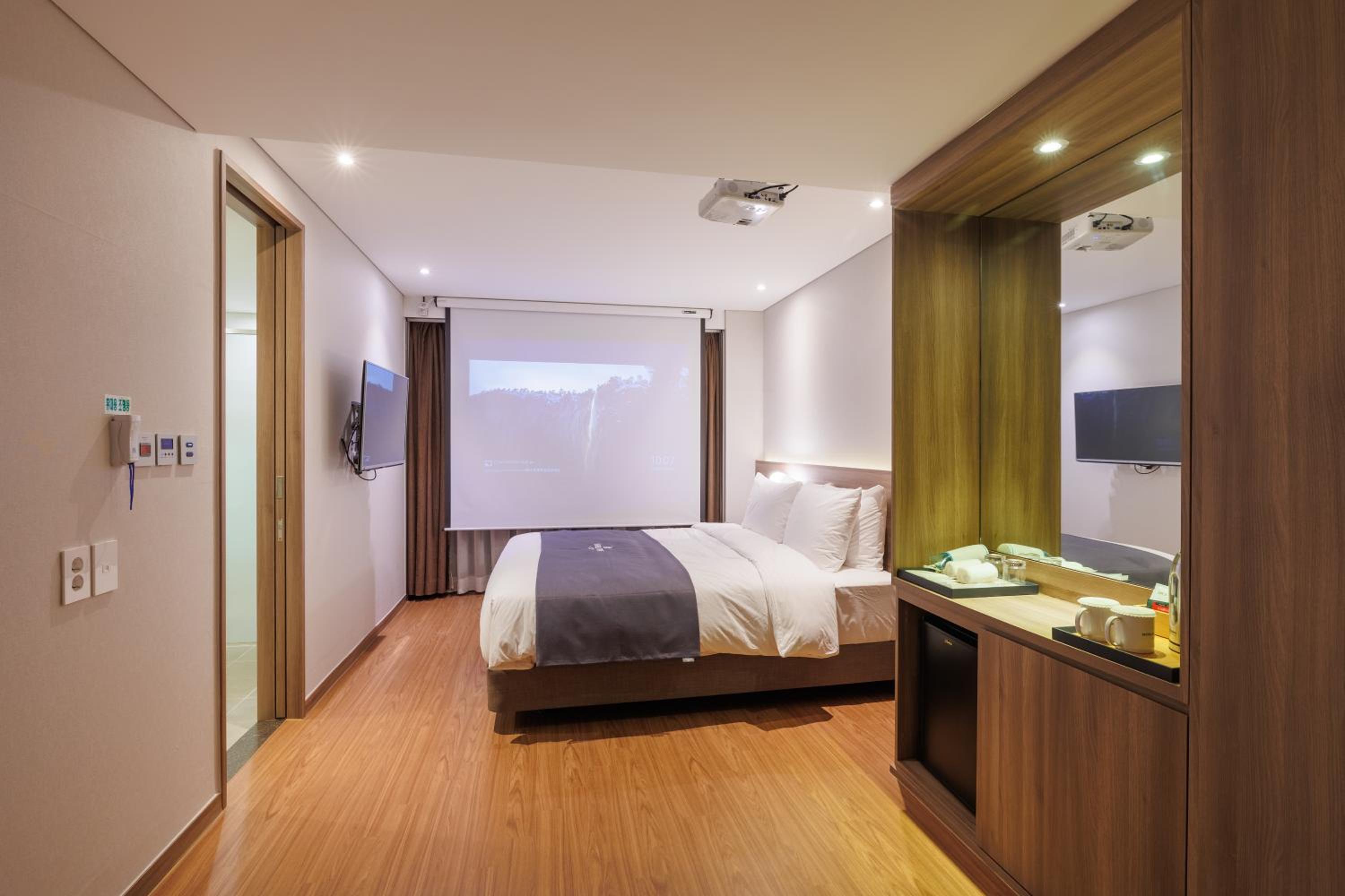 Deluxe Double Cinema Room