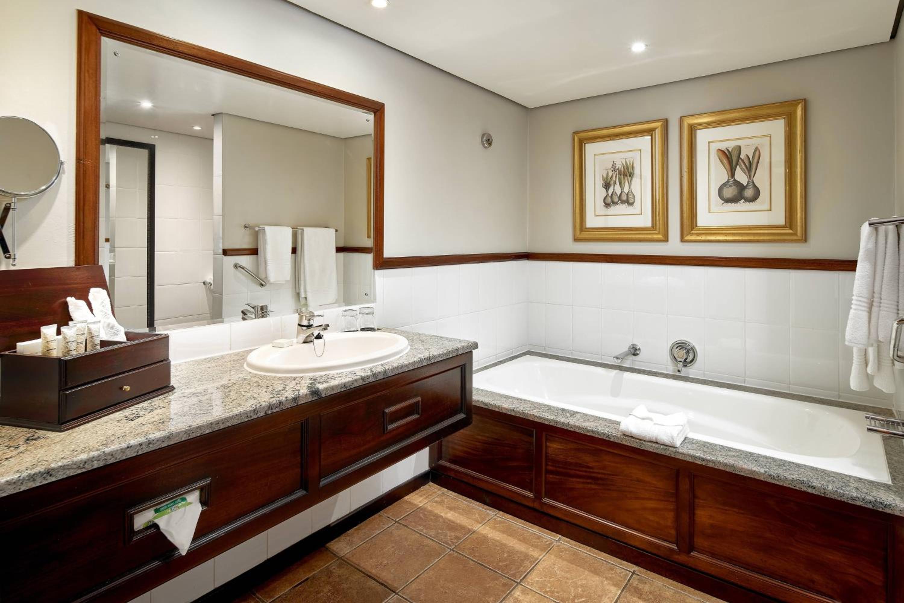 Guest room, 1 King, Sofa bed, Lake view, Balcony