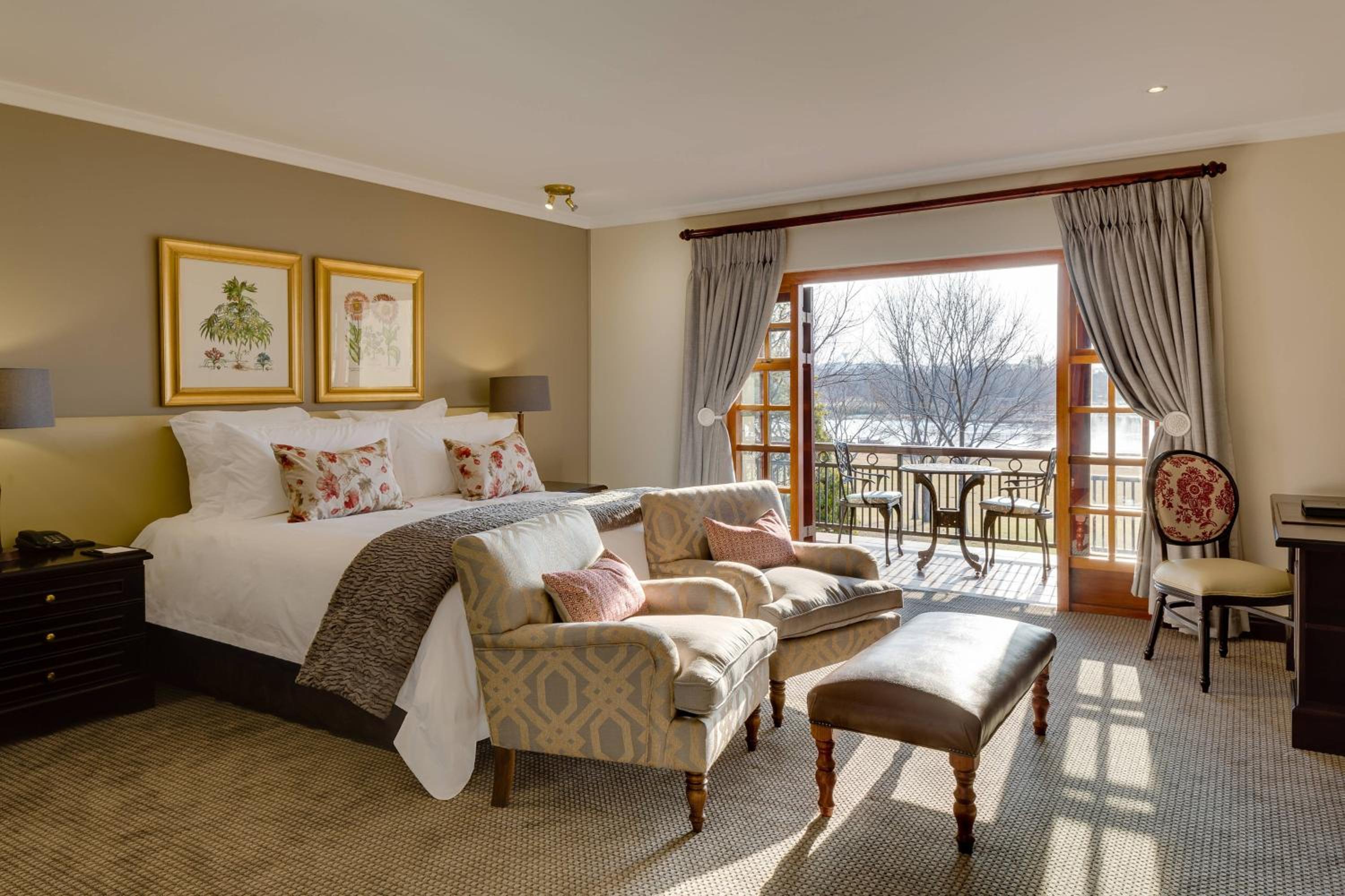 Guest room, 1 King, Sofa bed, Lake view, Balcony