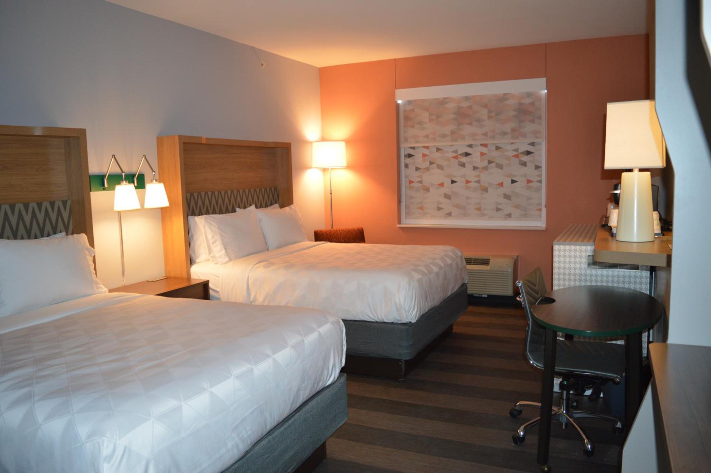 Standard Queen Room with Two Queen Beds and Mobility Accessible Tub