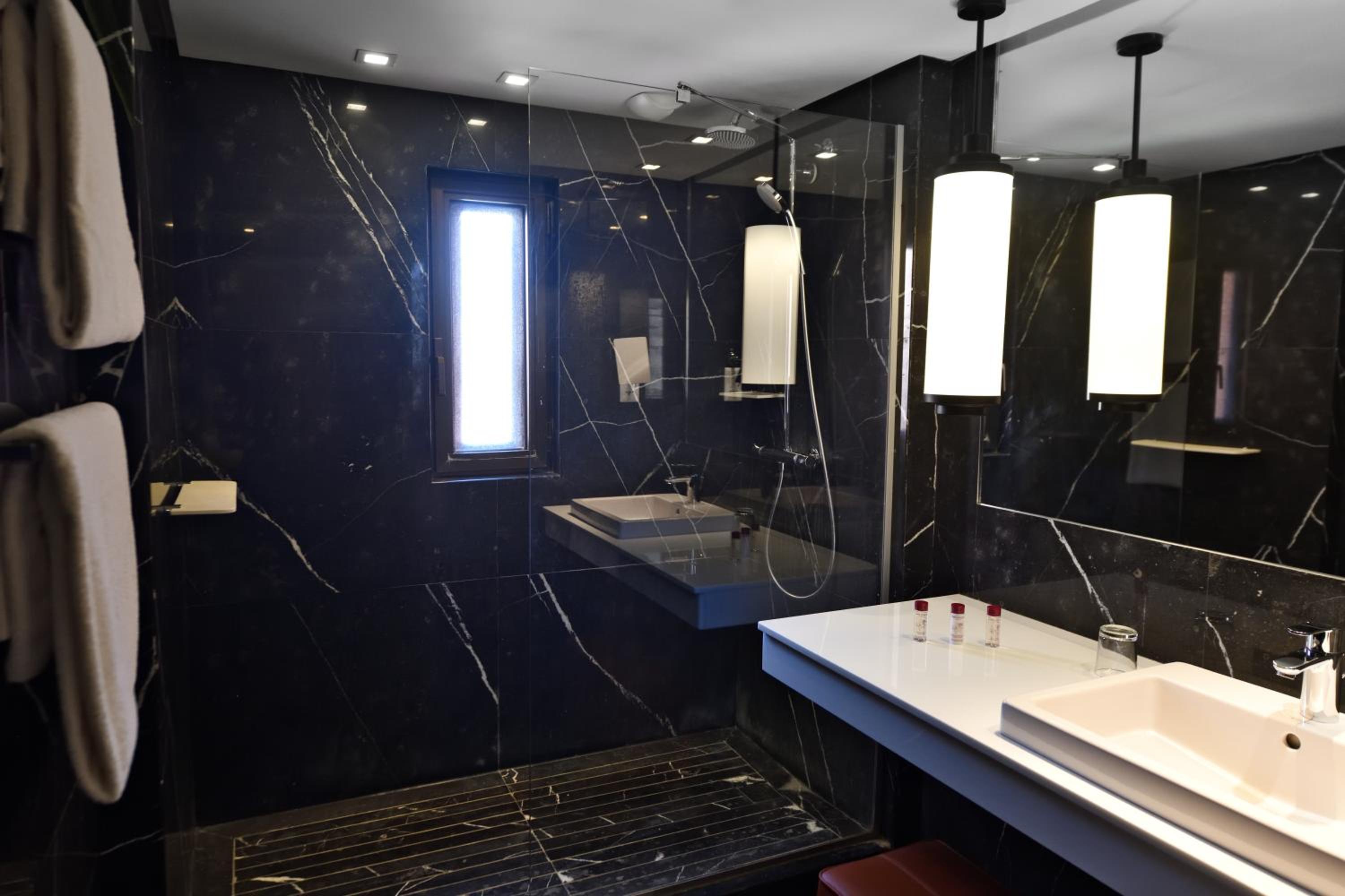 Superior King Room with View