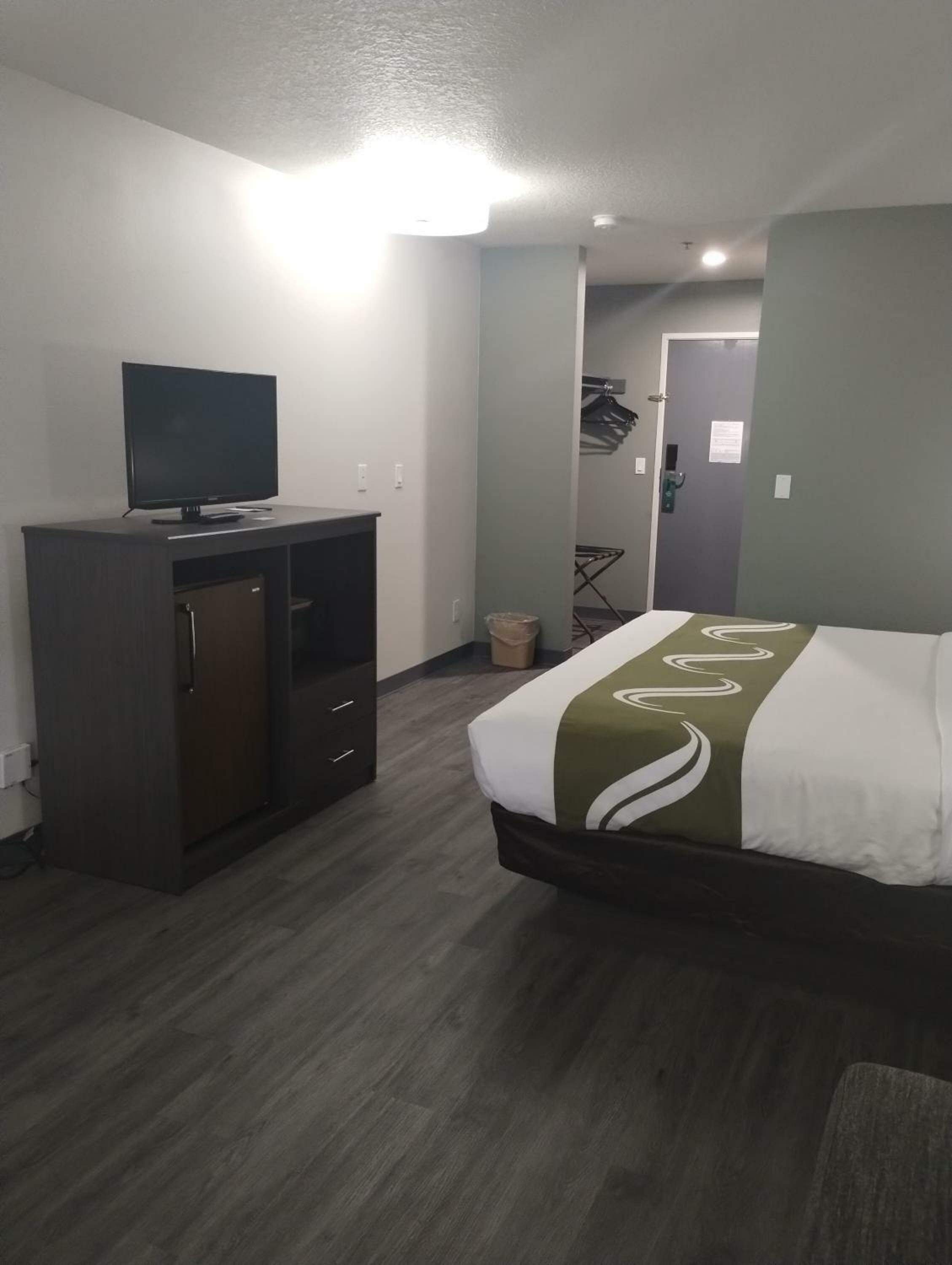 Queen Room - Accessible/Non Smoking
