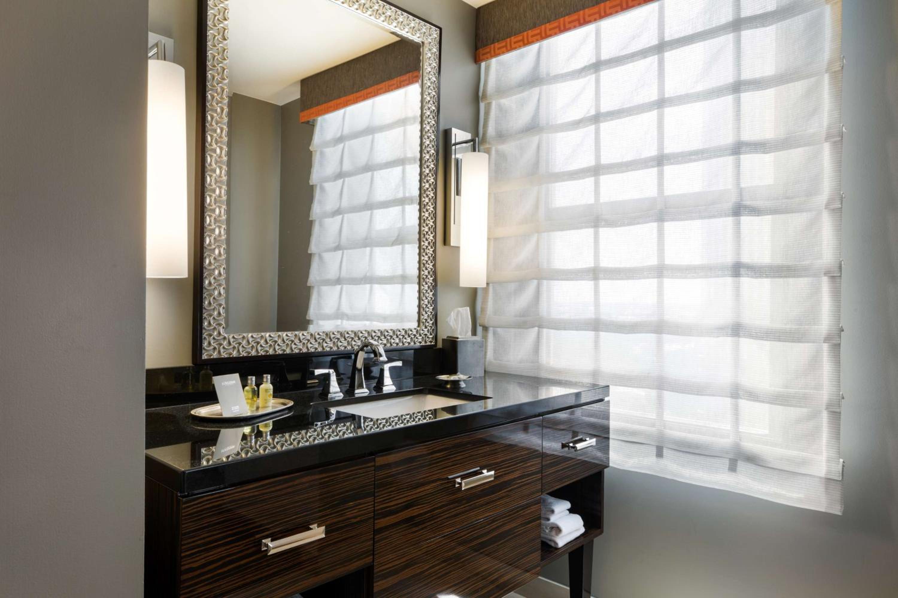 Deluxe Double Queen Room