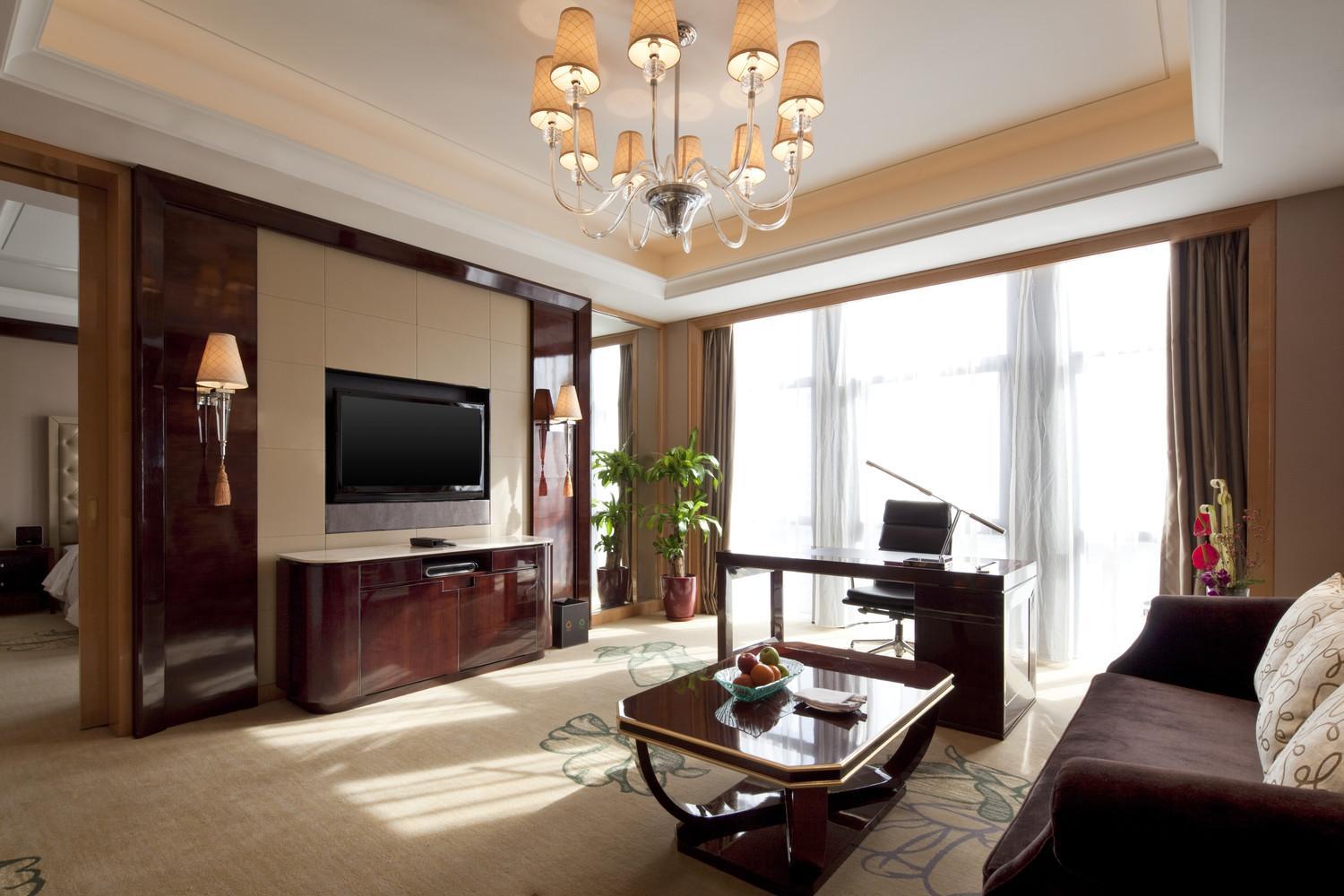 Deluxe Suite, Club lounge access, 1 Bedroom Larger Suite, 1 King, Bathrooms: 2, City view