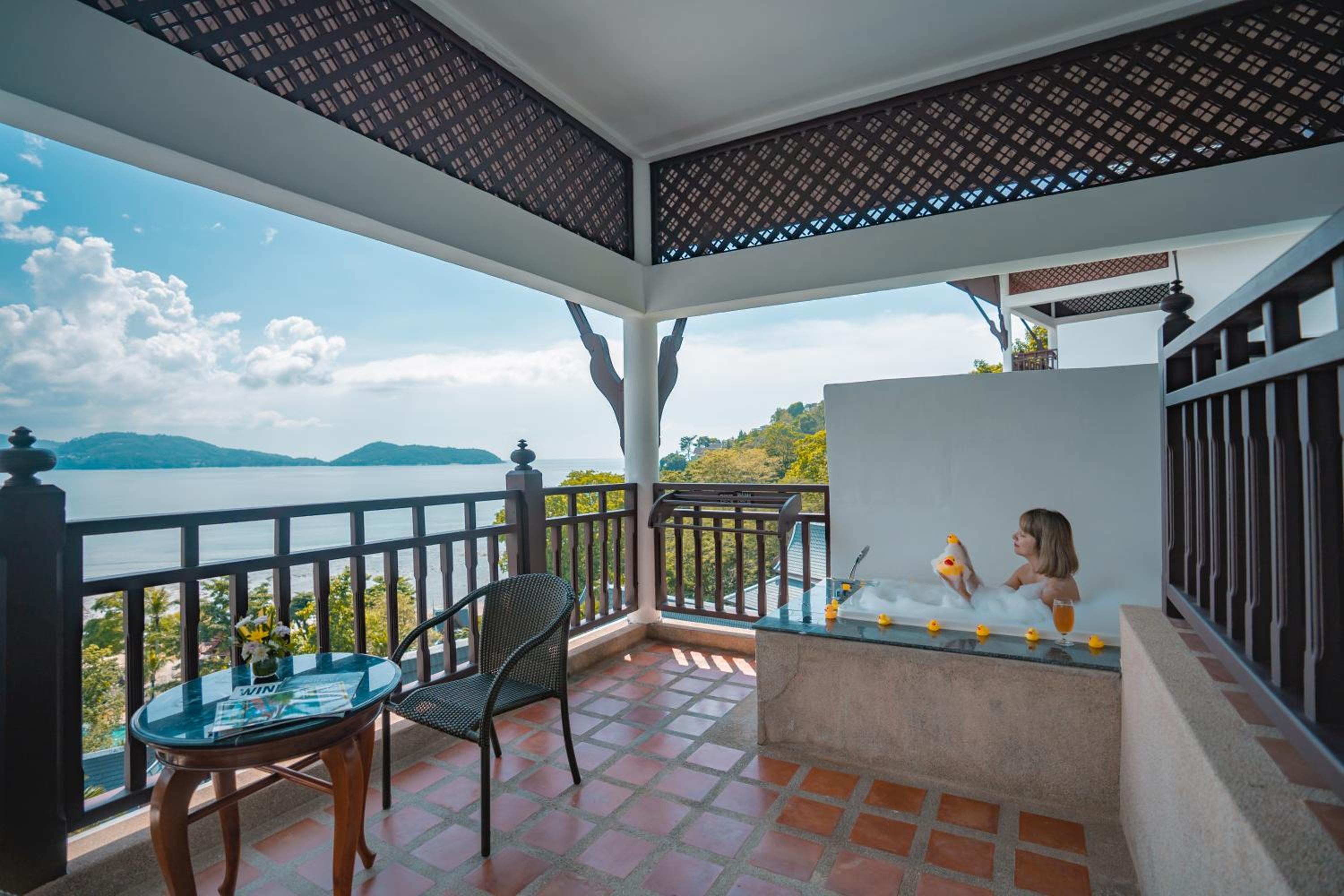 Seaview Hillside with Terrace Bathtub