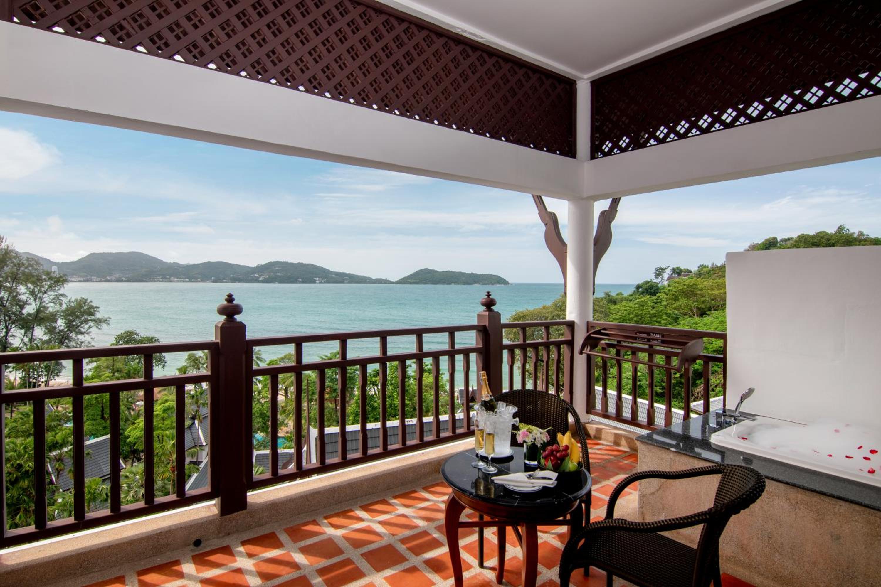 Seaview Hillside with Terrace Bathtub