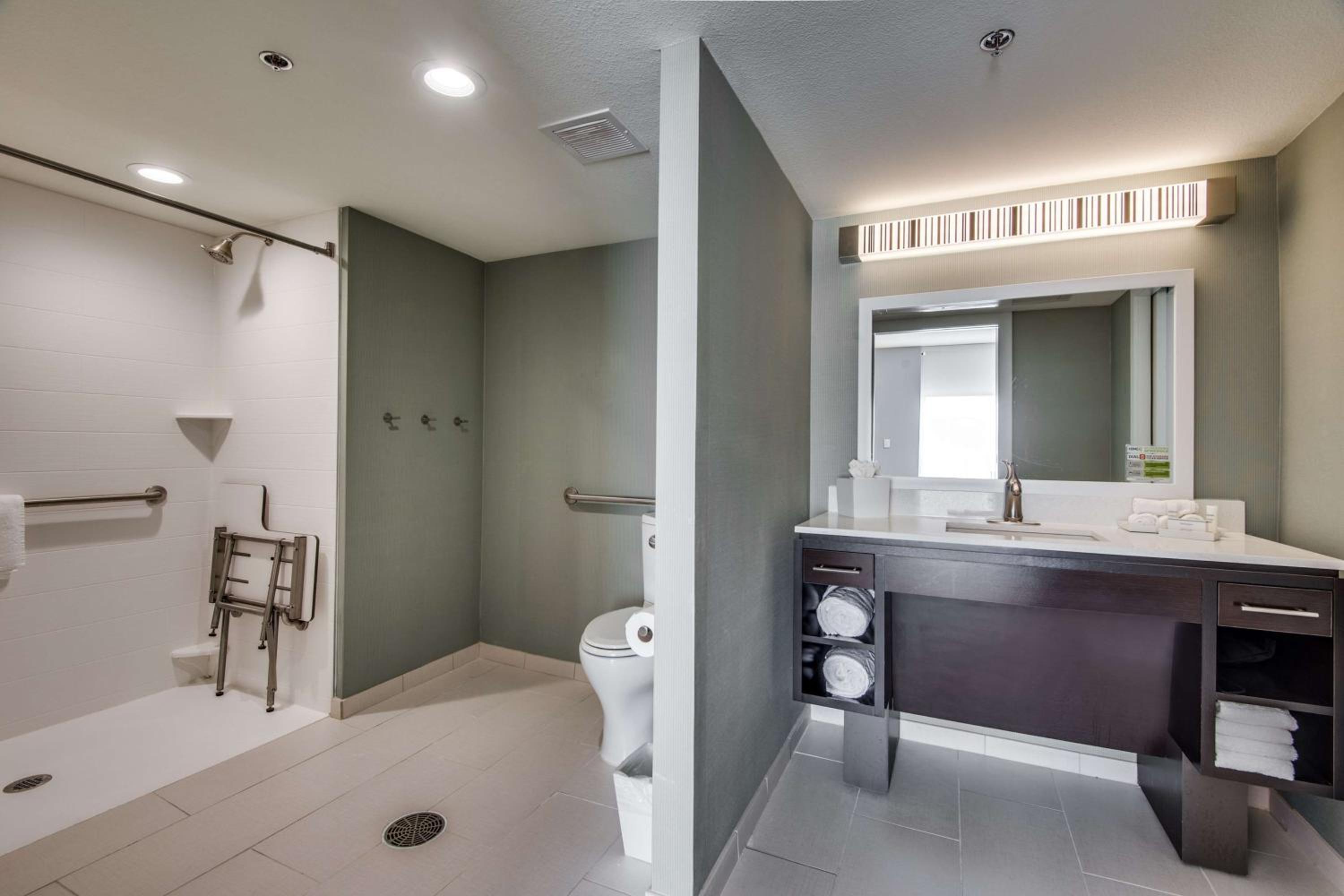 Queen Suite with Roll-In Shower - Mobility and Hearing Access/Non-Smoking