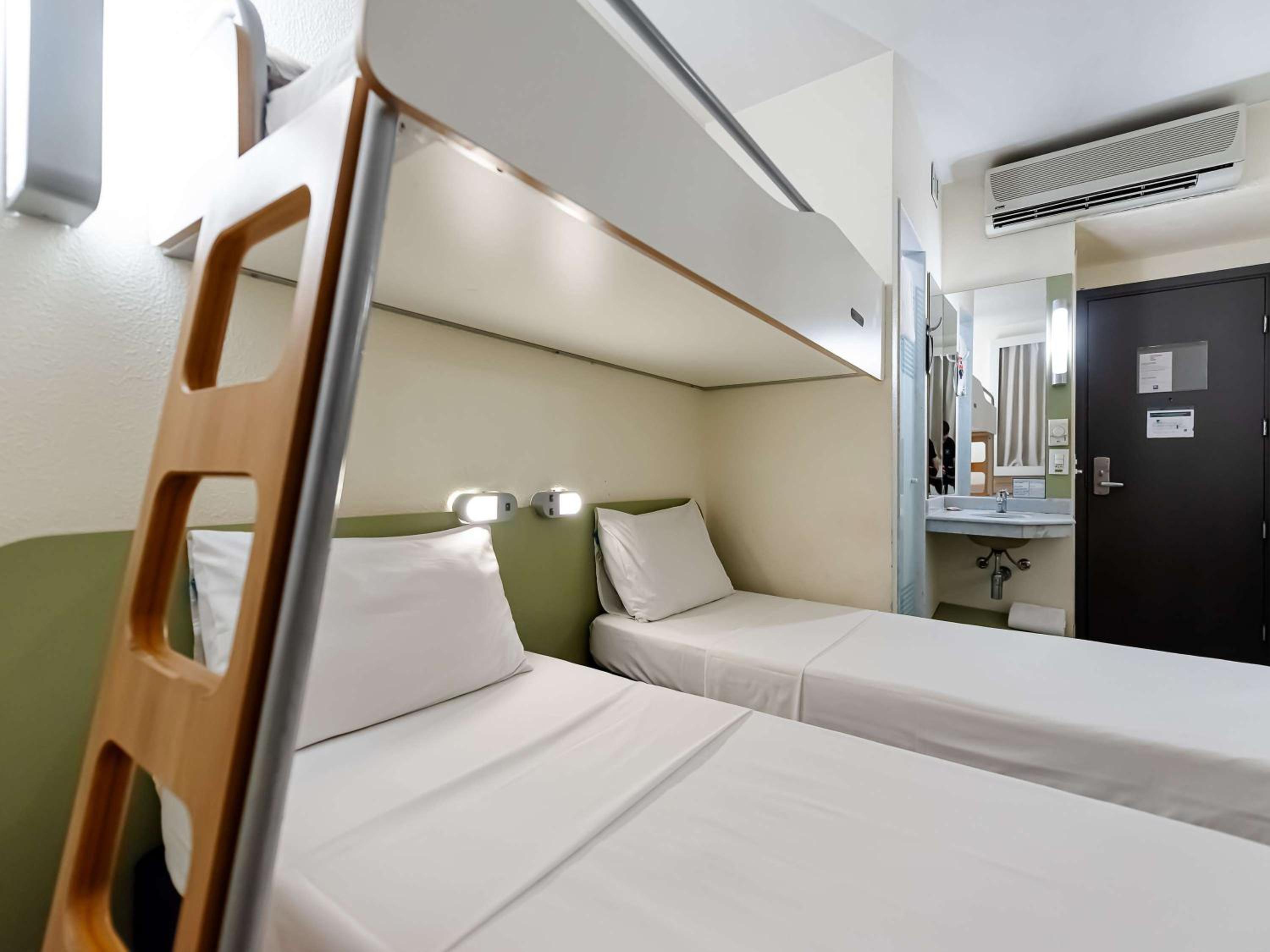 Functional rooms with 3 twin beds