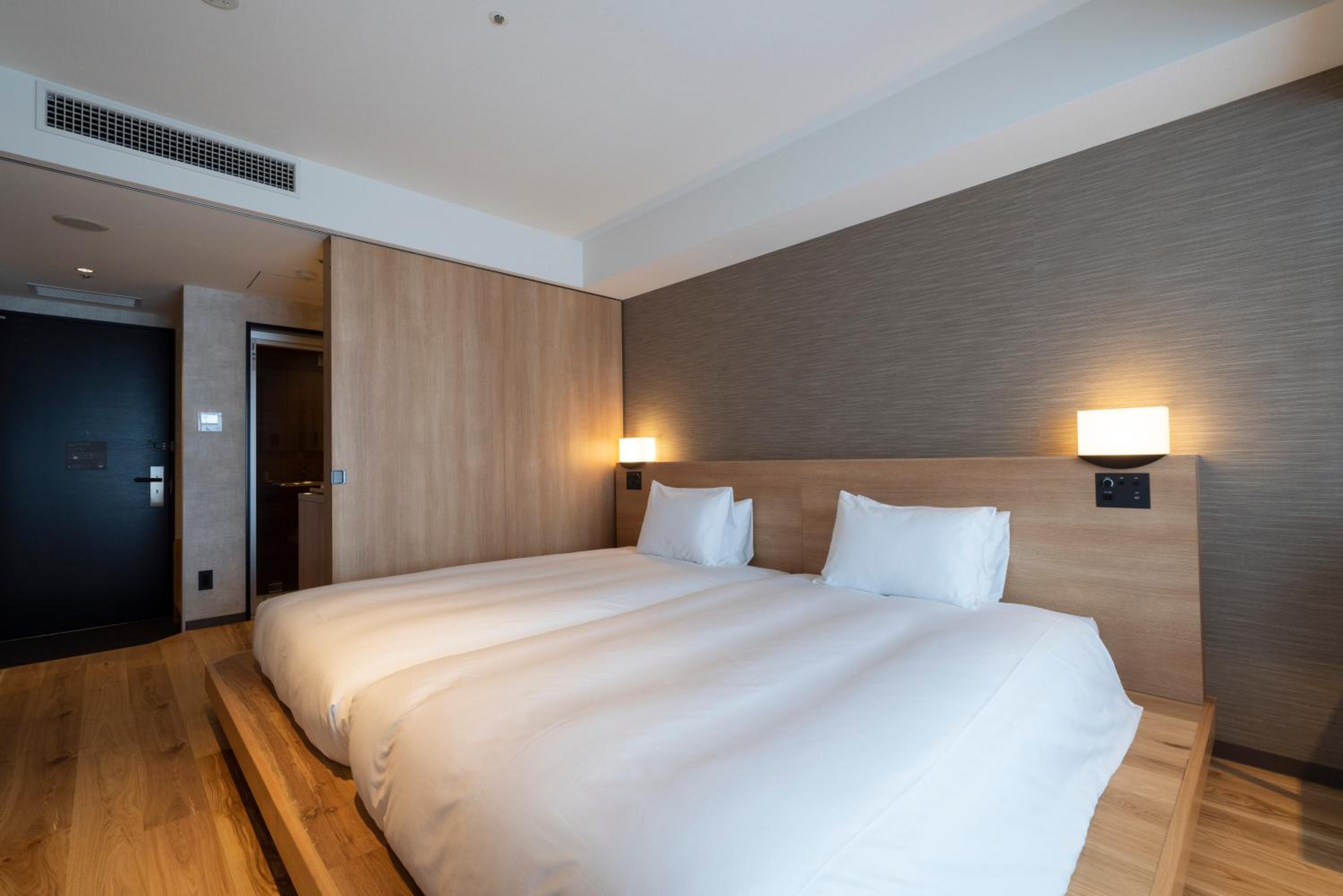 Wood Flat Corner Twin Room and Fixed Window with Shower - Non Smoking