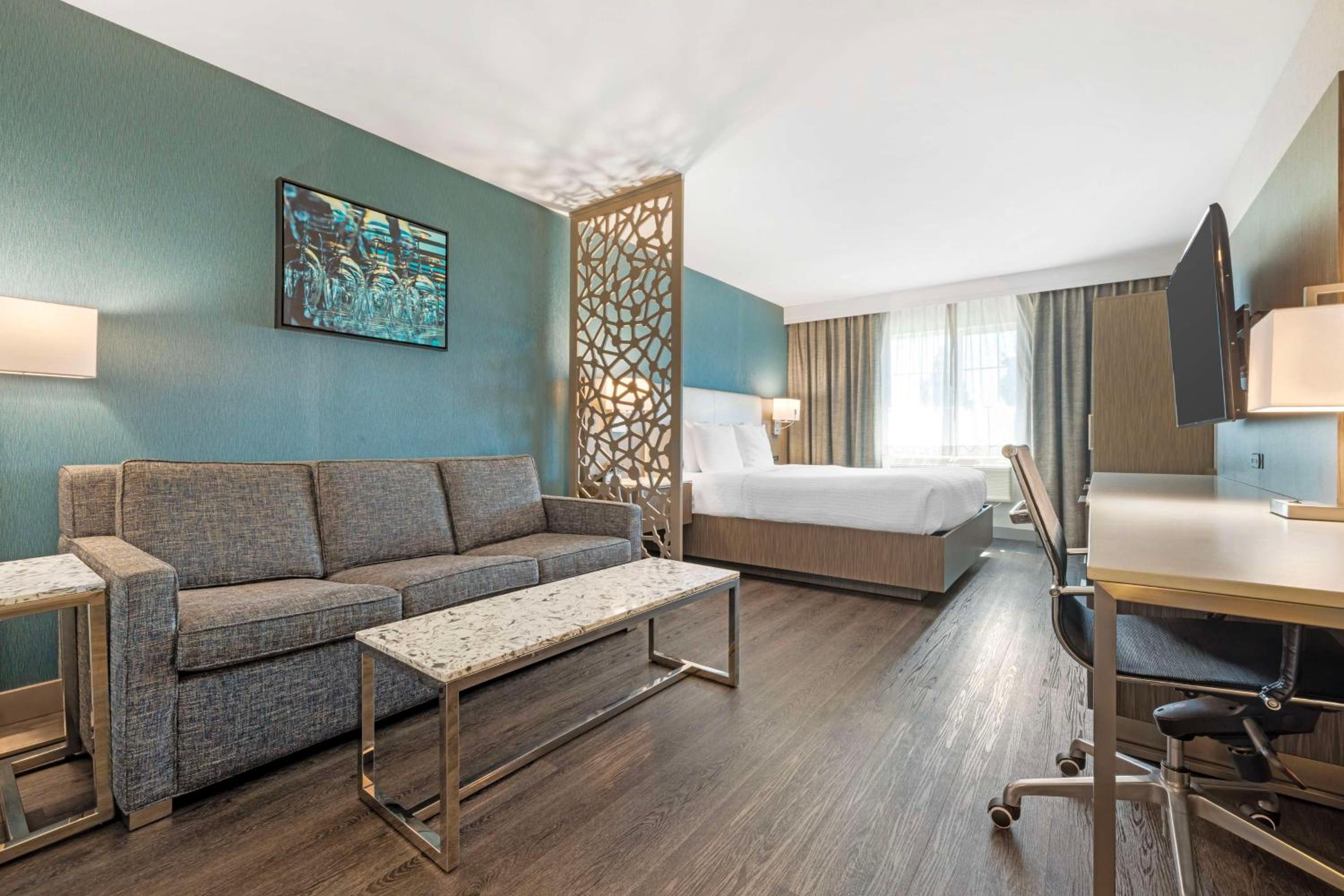 King Suite - Non-Smoking