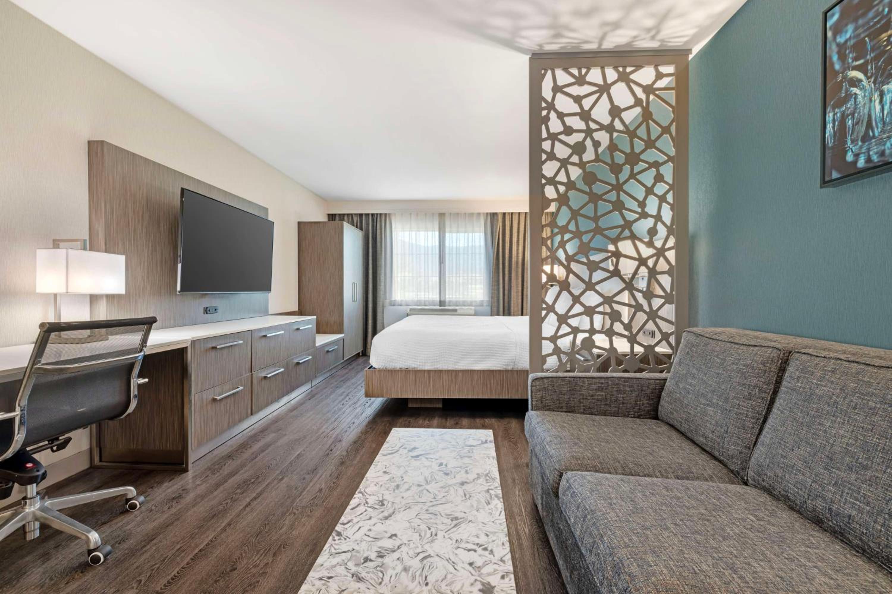 King Suite with Walk-In Shower - Mobility Access