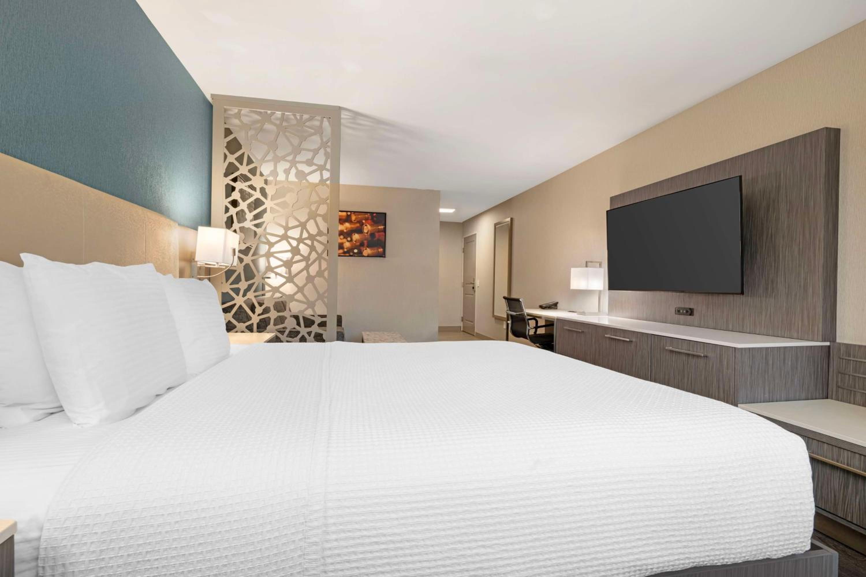 King Suite with Walk-In Shower - Mobility Access