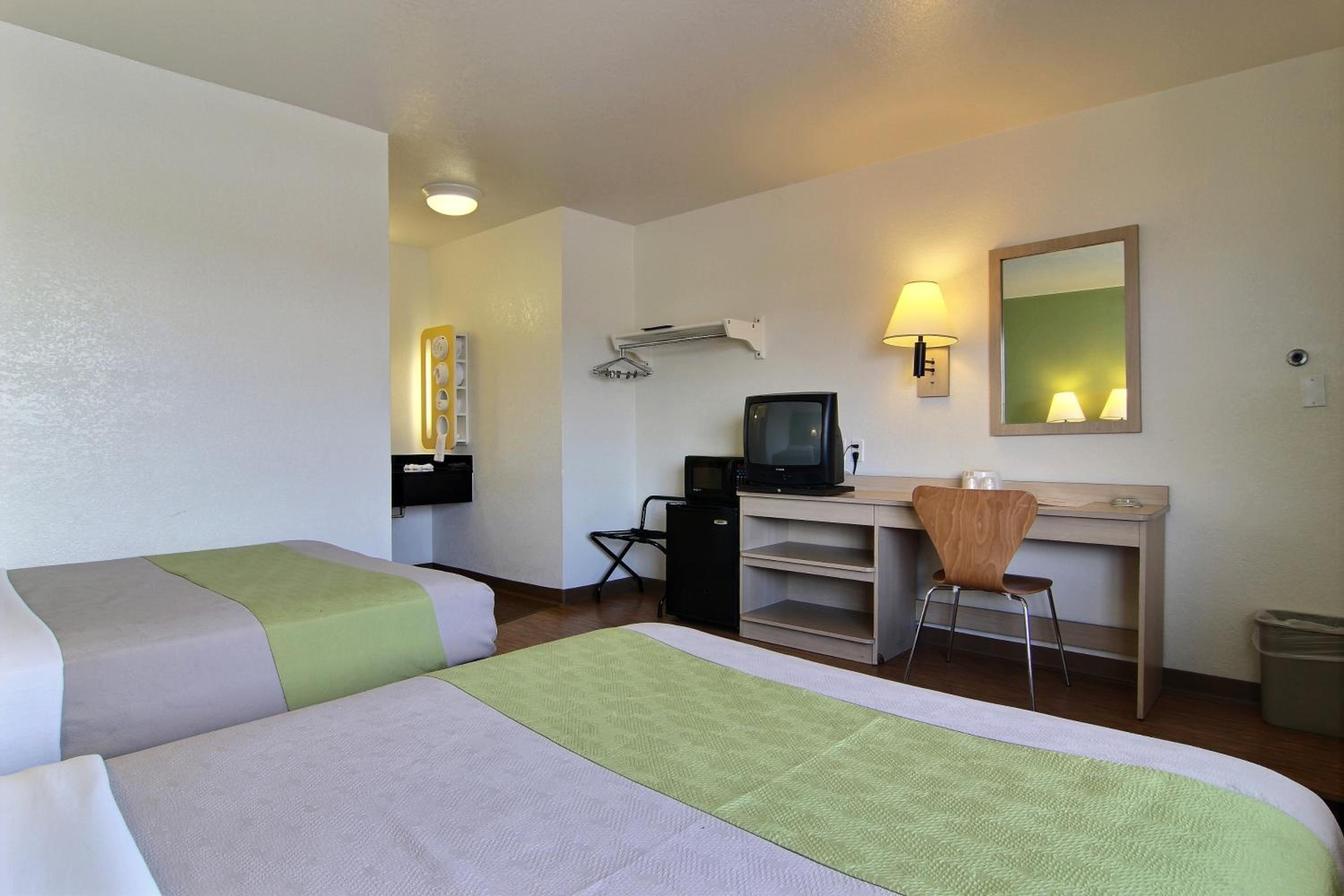 Deluxe Quadruple Room - Non-Smoking