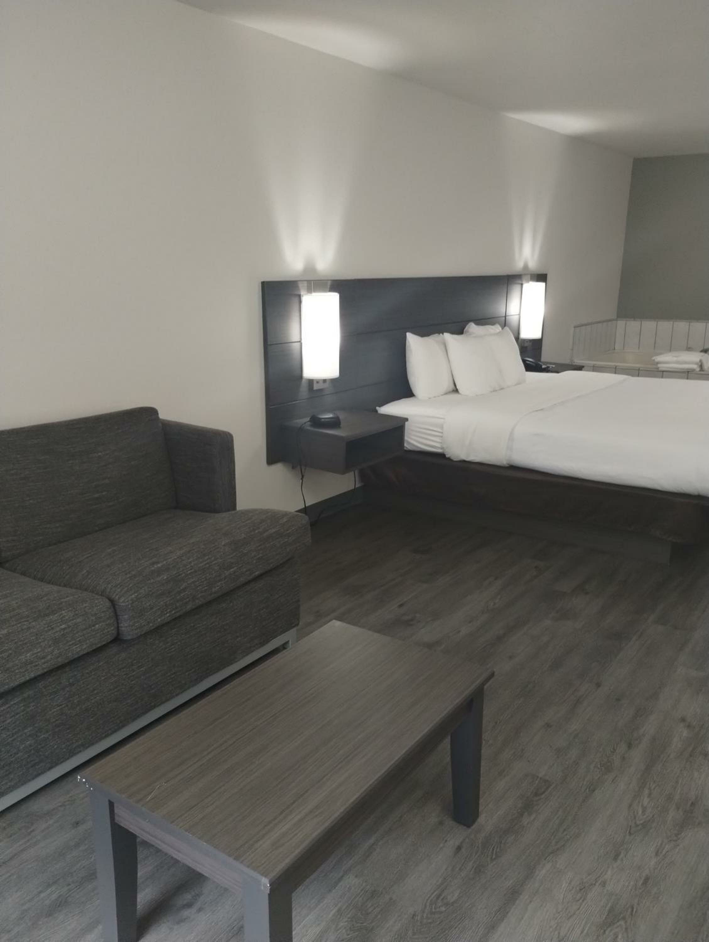 Standard King Room with Whirlpool in bath and Sofabed - Non Smoking 