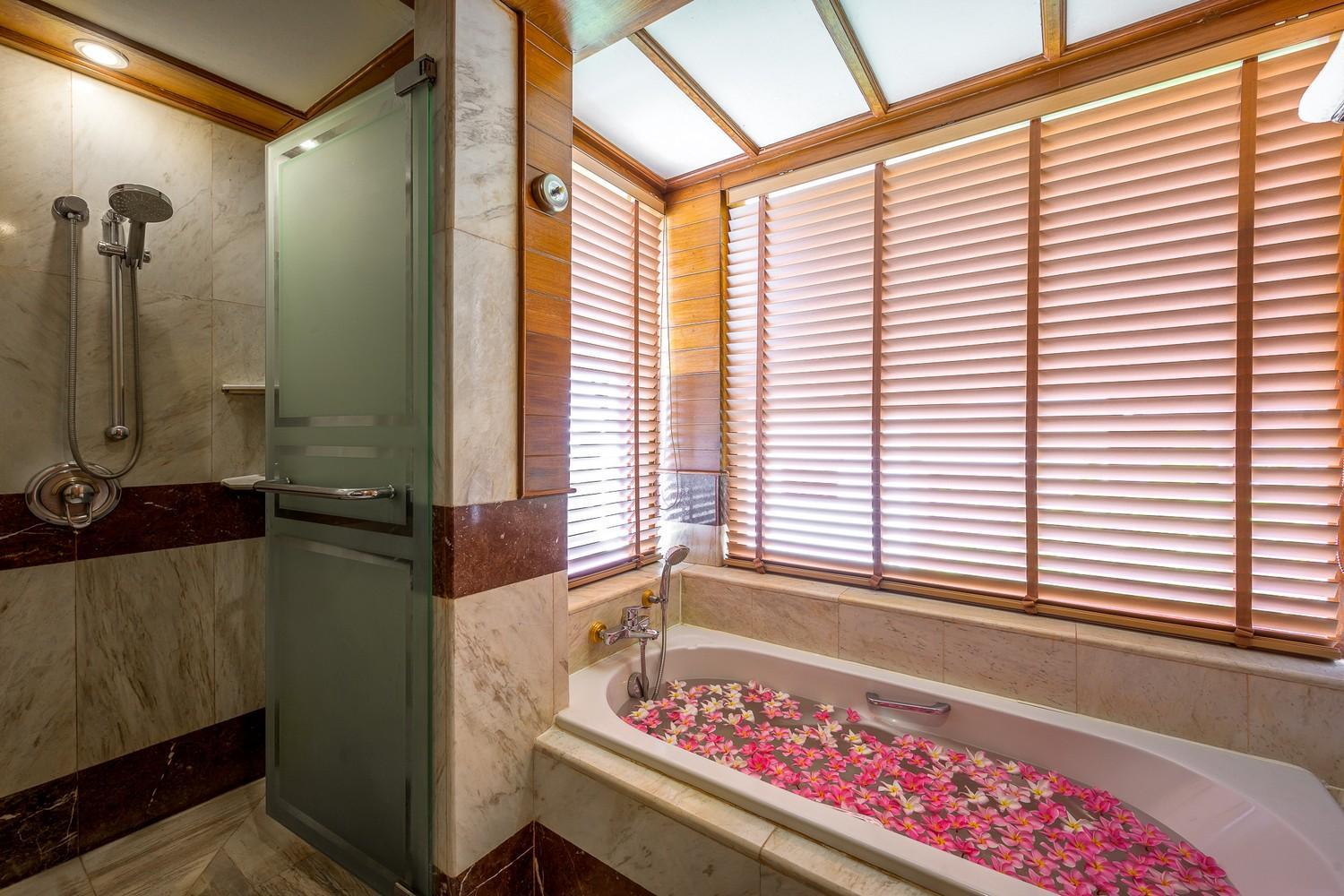 Family One Bedroom Hillside Suite with Terrace Bathtub