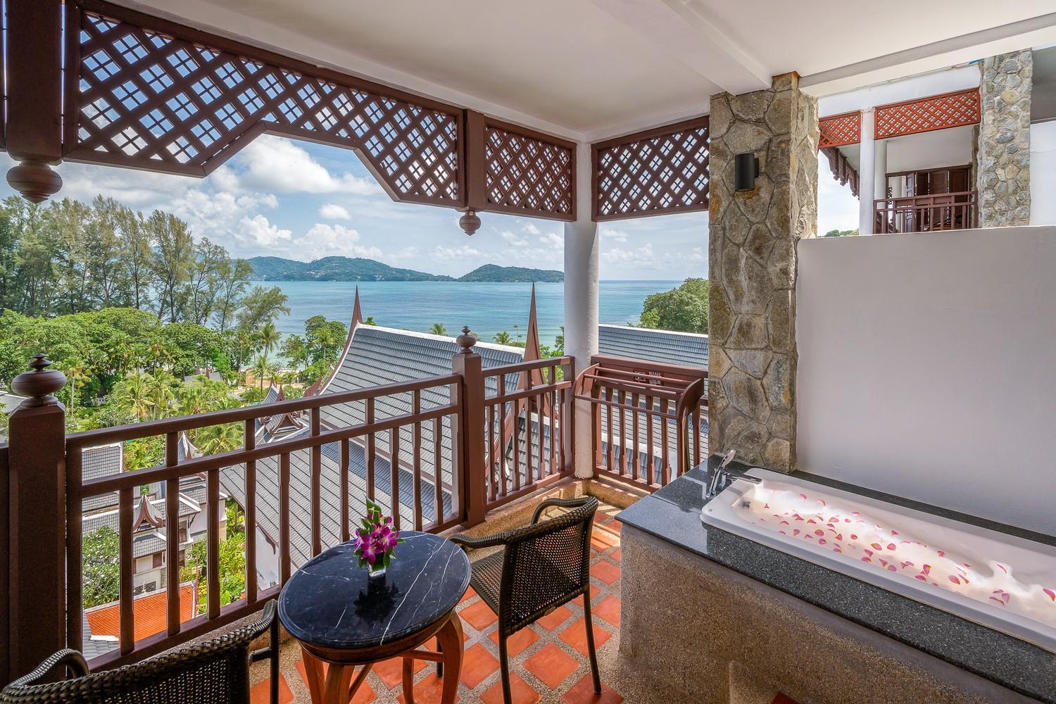 Family Seaview 2 Bedroom Hillside Suite with Terrace Bathtub