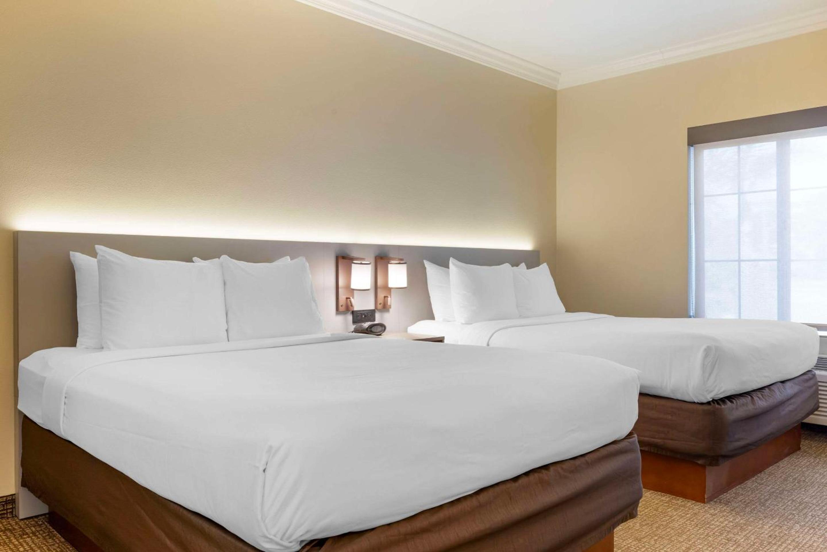 Accessible Junior Suite, 2 Queen Beds, Sofa Bed, Roll-In Shower, Non Smoking