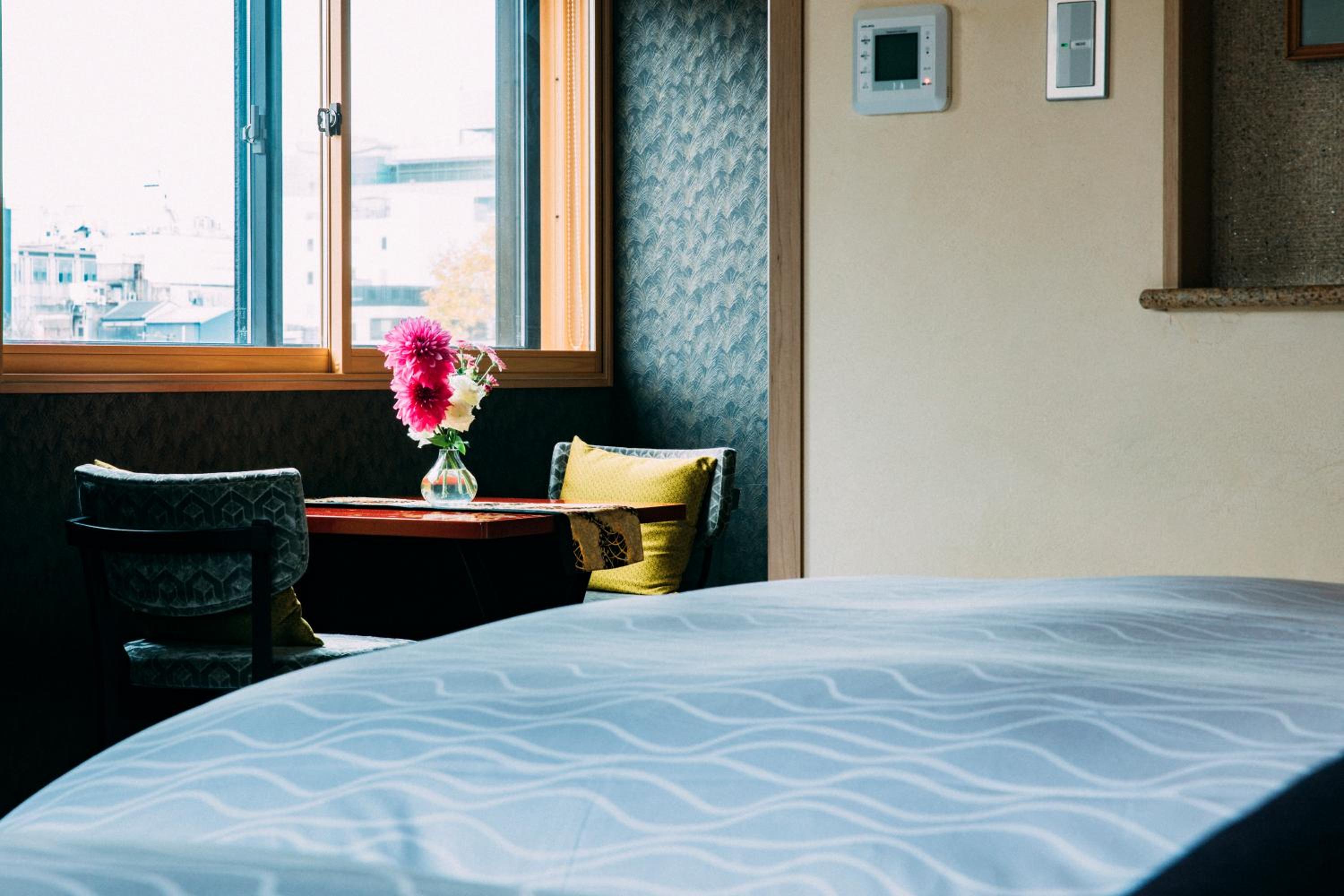 Corner Premium Twin Room with City View