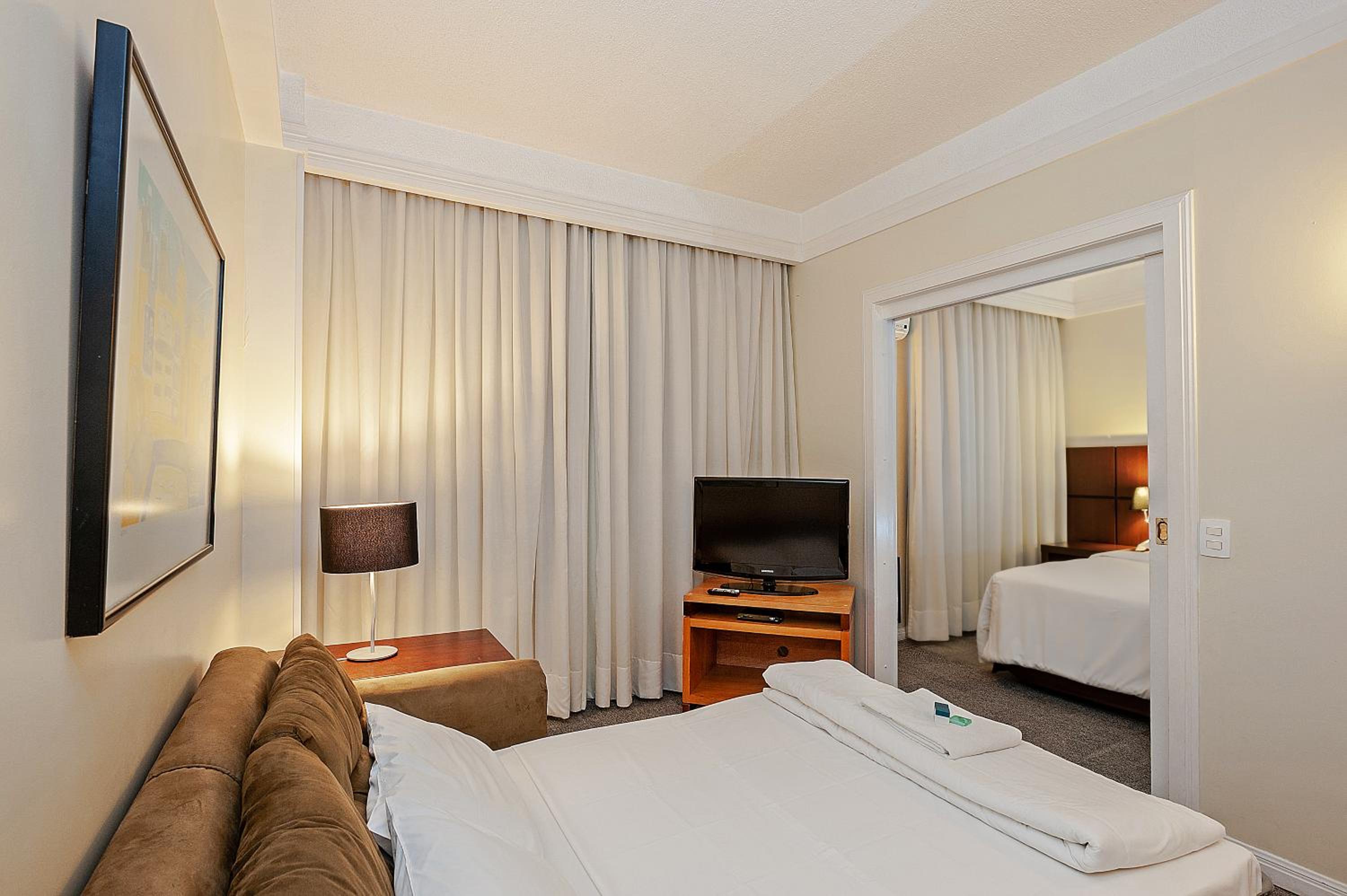 Quarto casal superior com 1 cama casal e 1 sofá cama