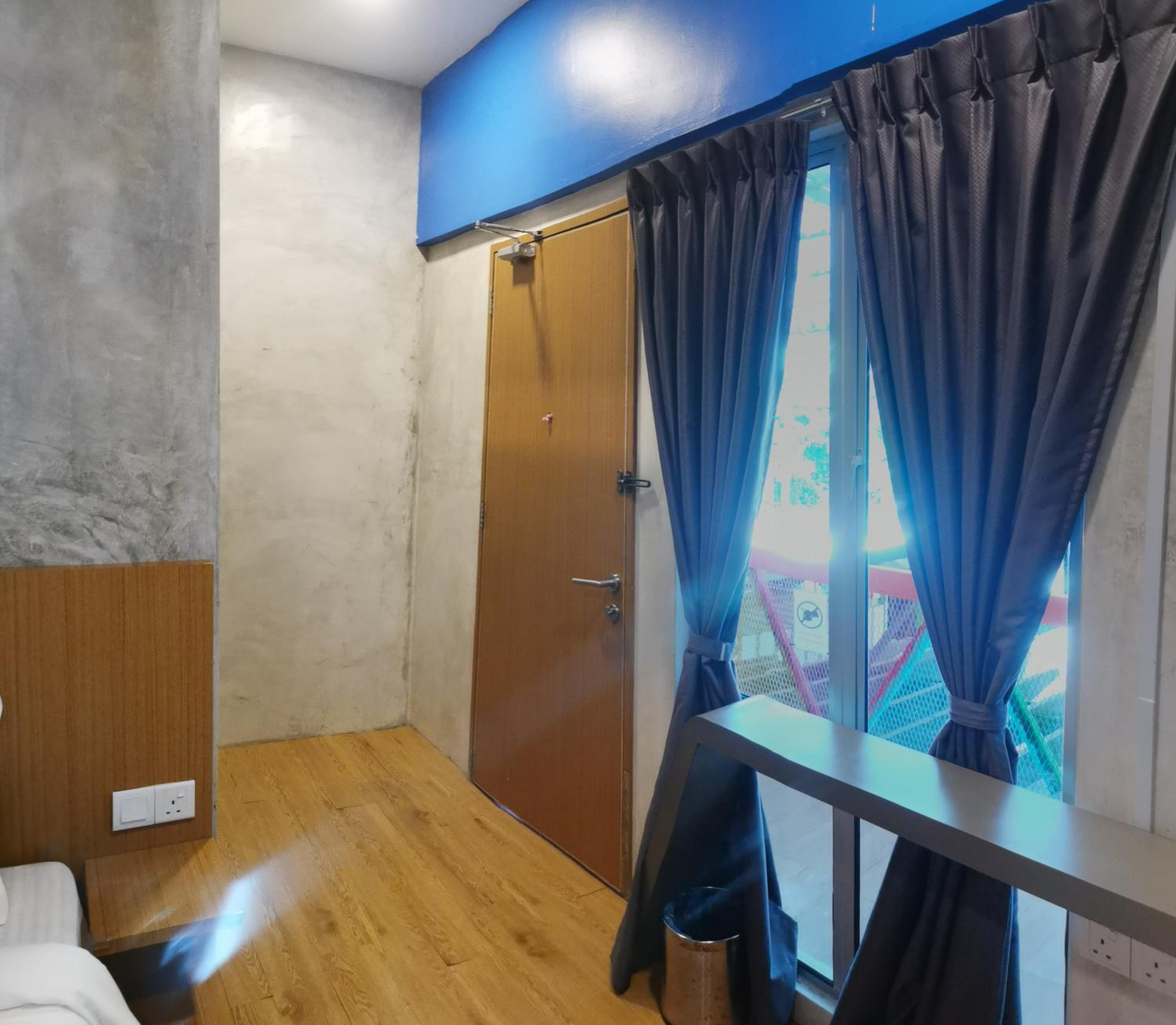 Deluxe King Room with Window