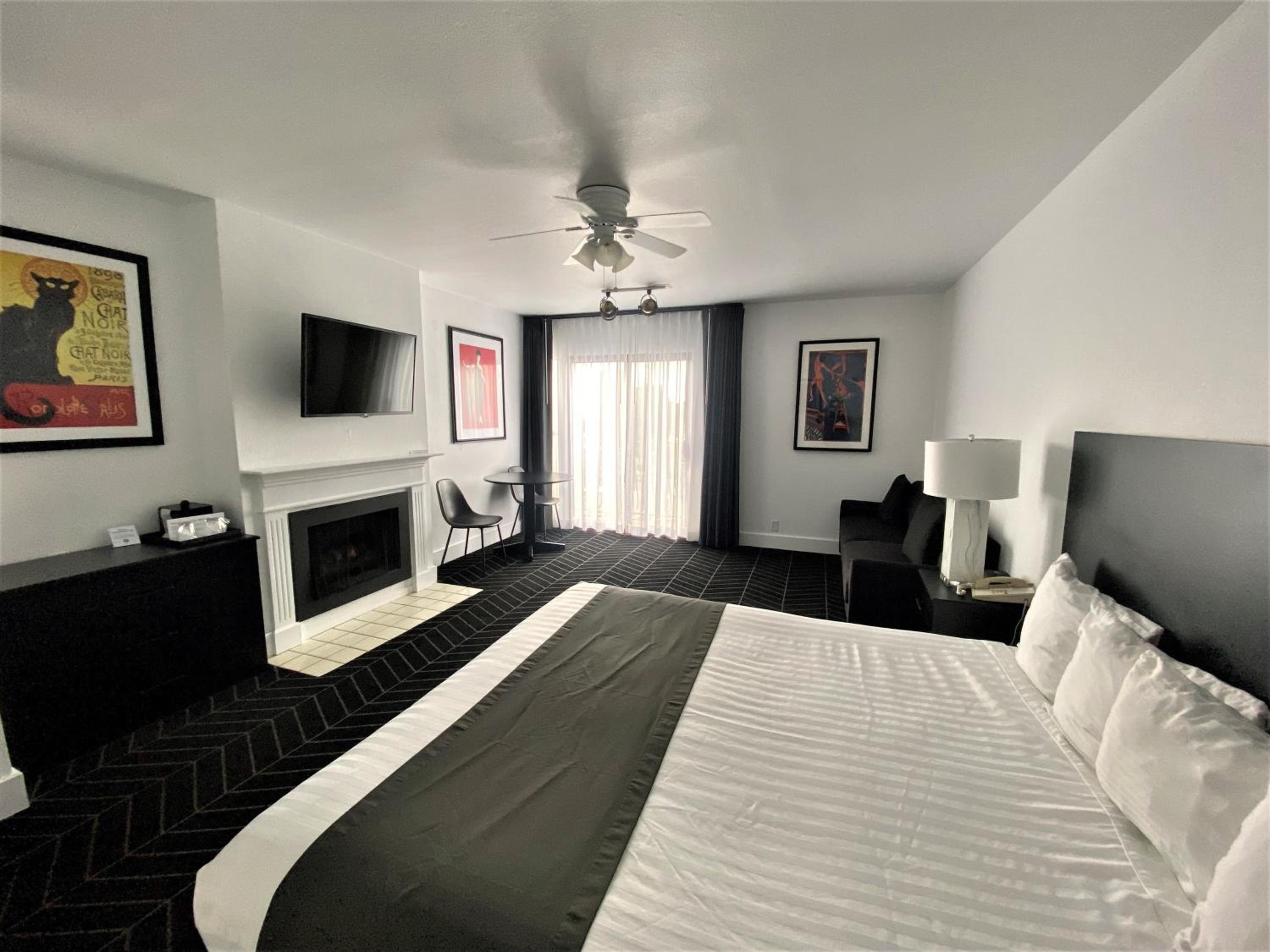 Deluxe Room 1 King Bed fireplace and balcony non-smoking
