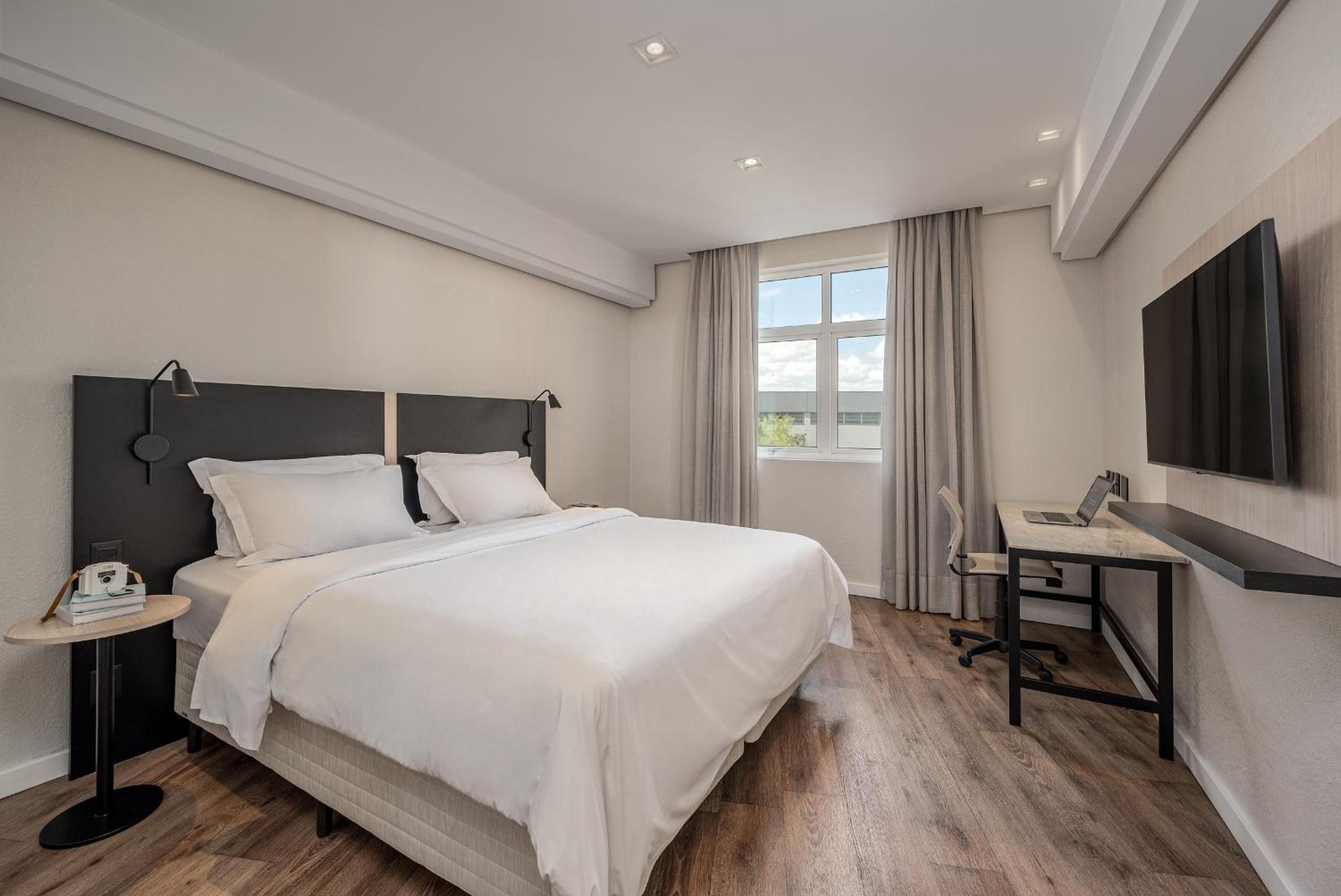 Standard Double - 1 Queen Bed