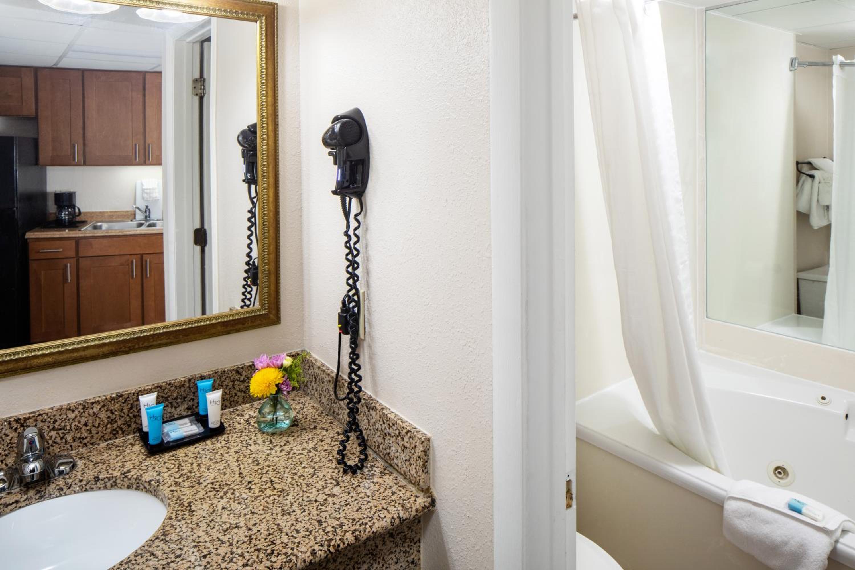 Tower Oceanview Whirl Pool King Suite - 1 King with 1 Double Wall Bed