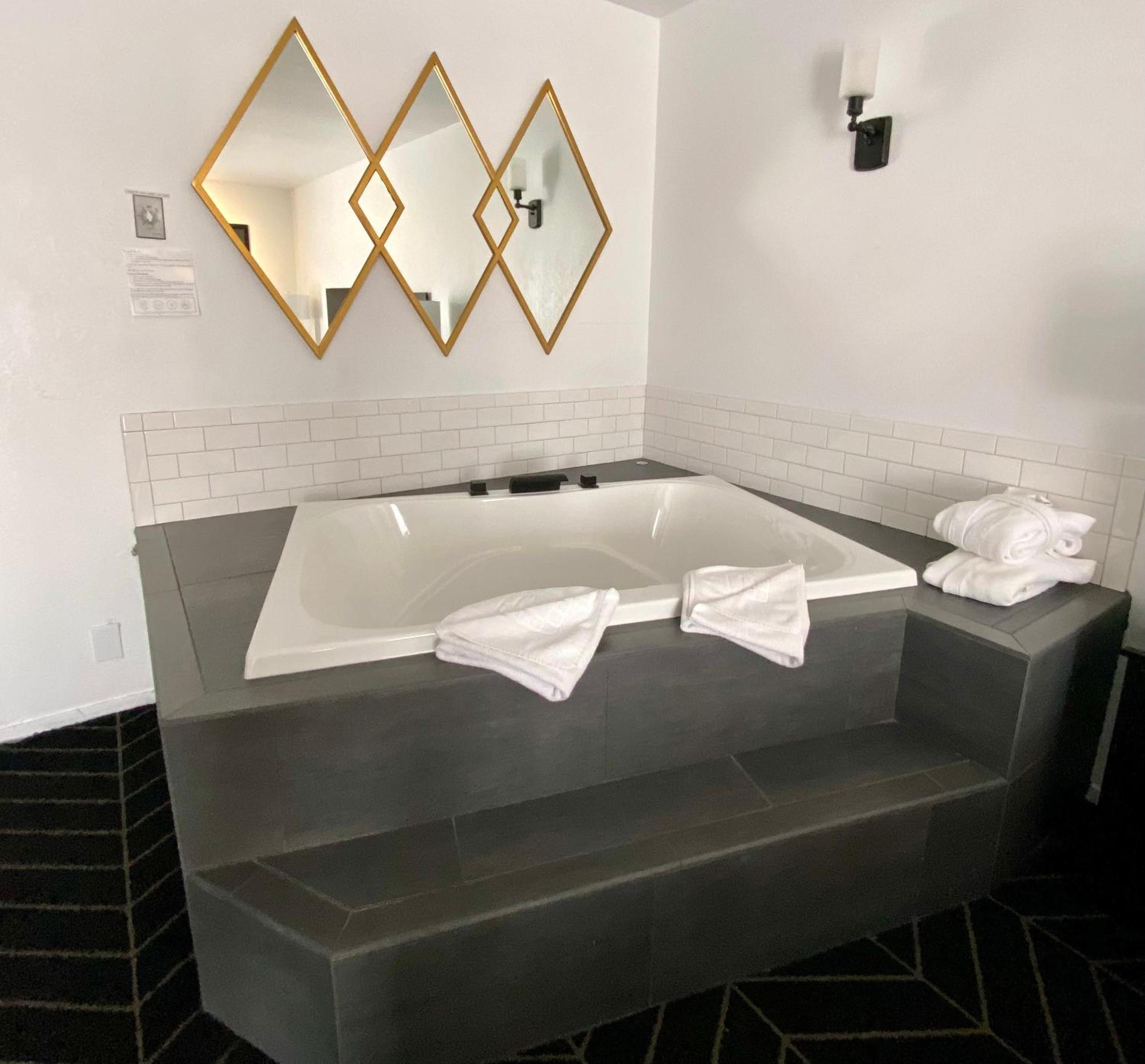 1 King Bed Hot Tub And Fireplace Non Smoking