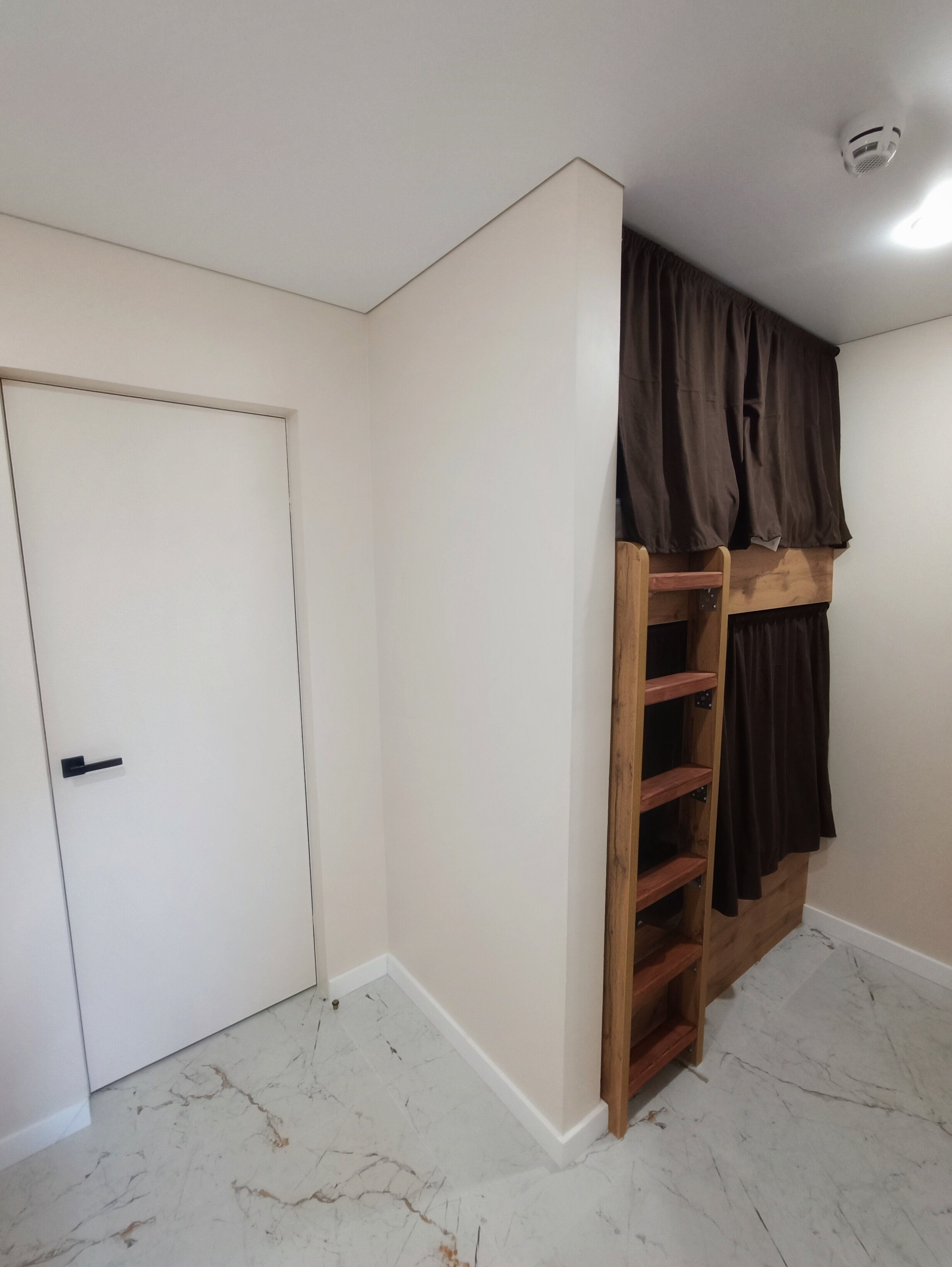 Спальное место на двухъярусной кровати 1400х2000 мм в общем номере для мужчин и женщин.