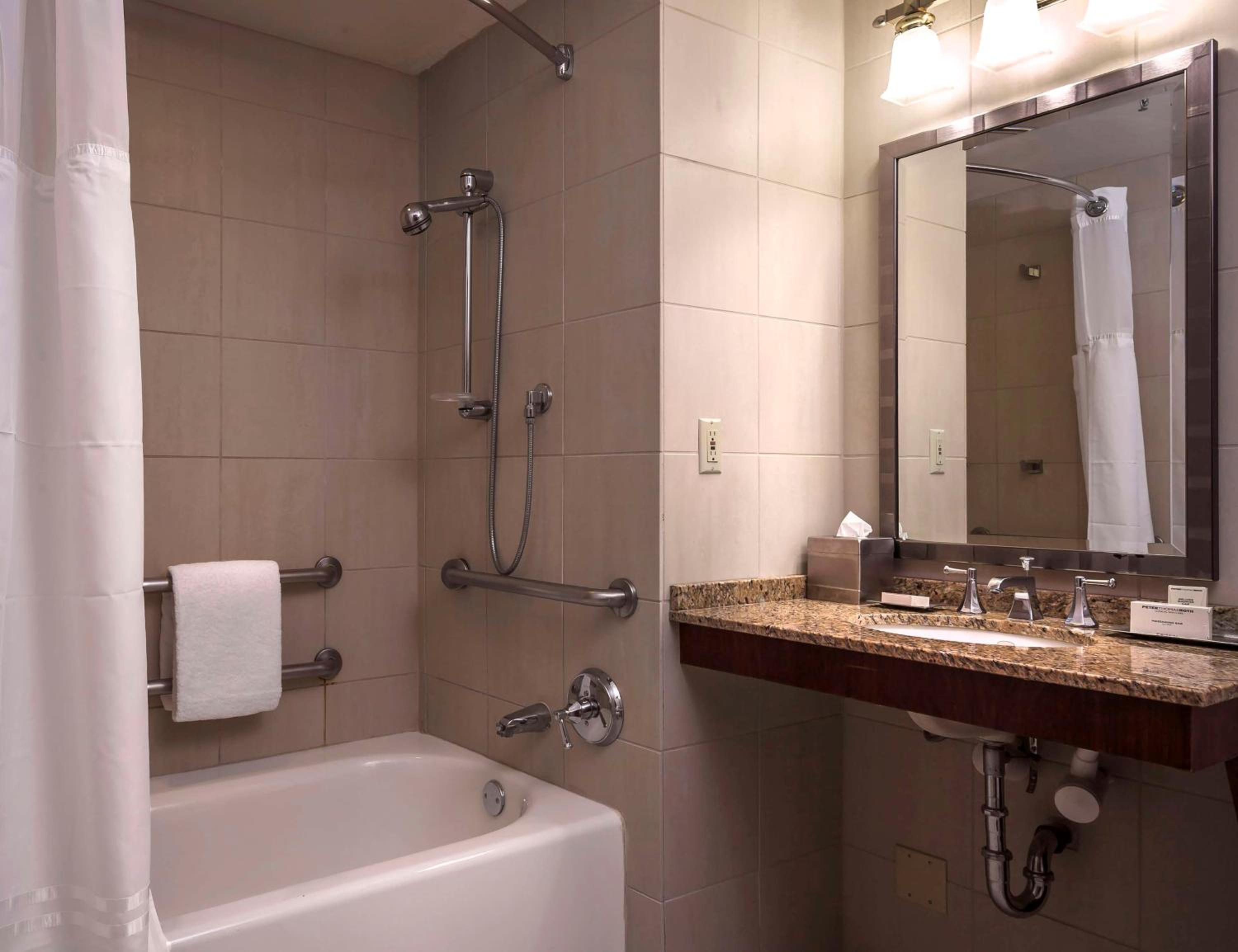 Atrium Queen Room with Two Queen Beds and Bath Tub - Disability Access