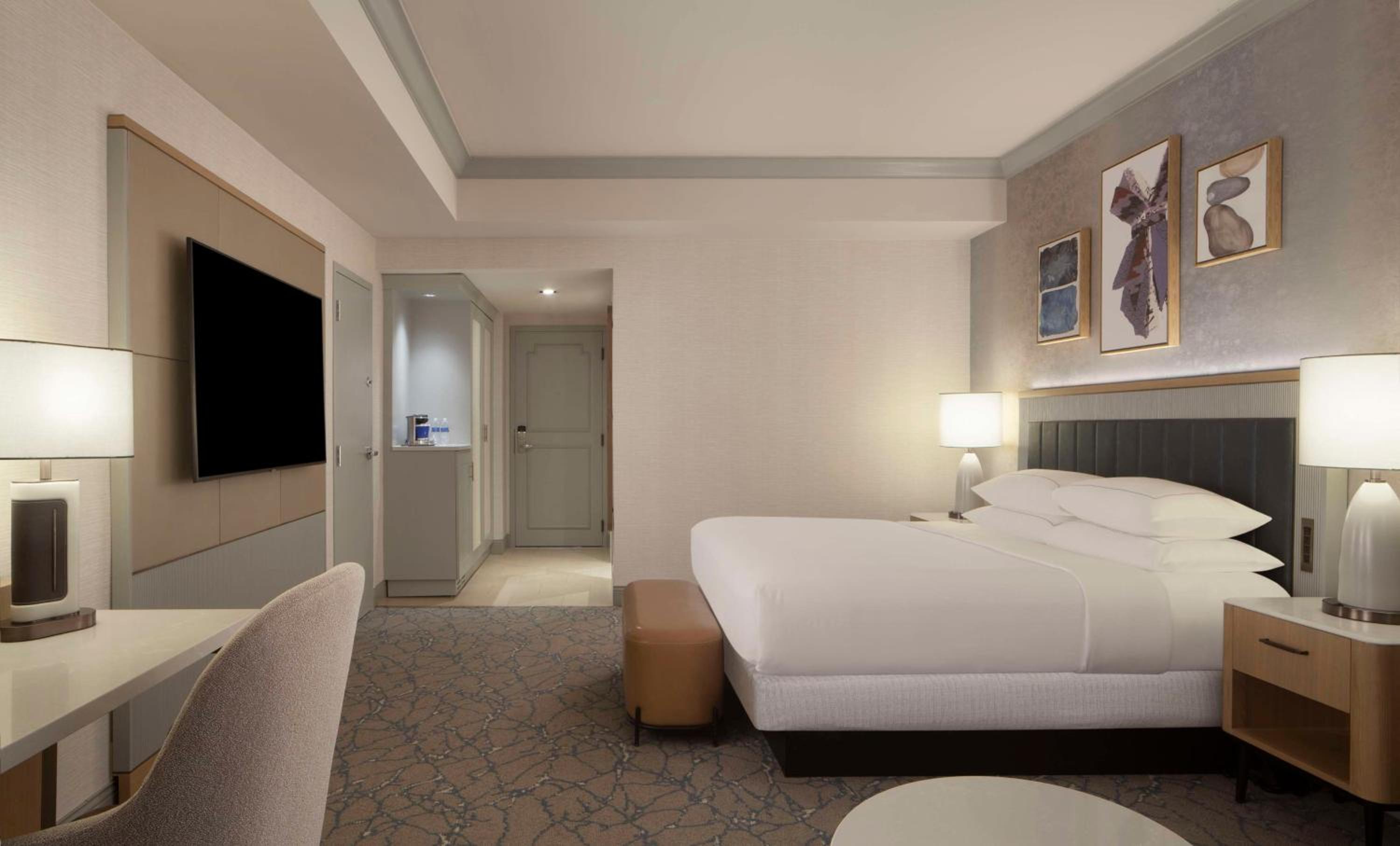 Jadewaters Towers King Room with Sofa Bed