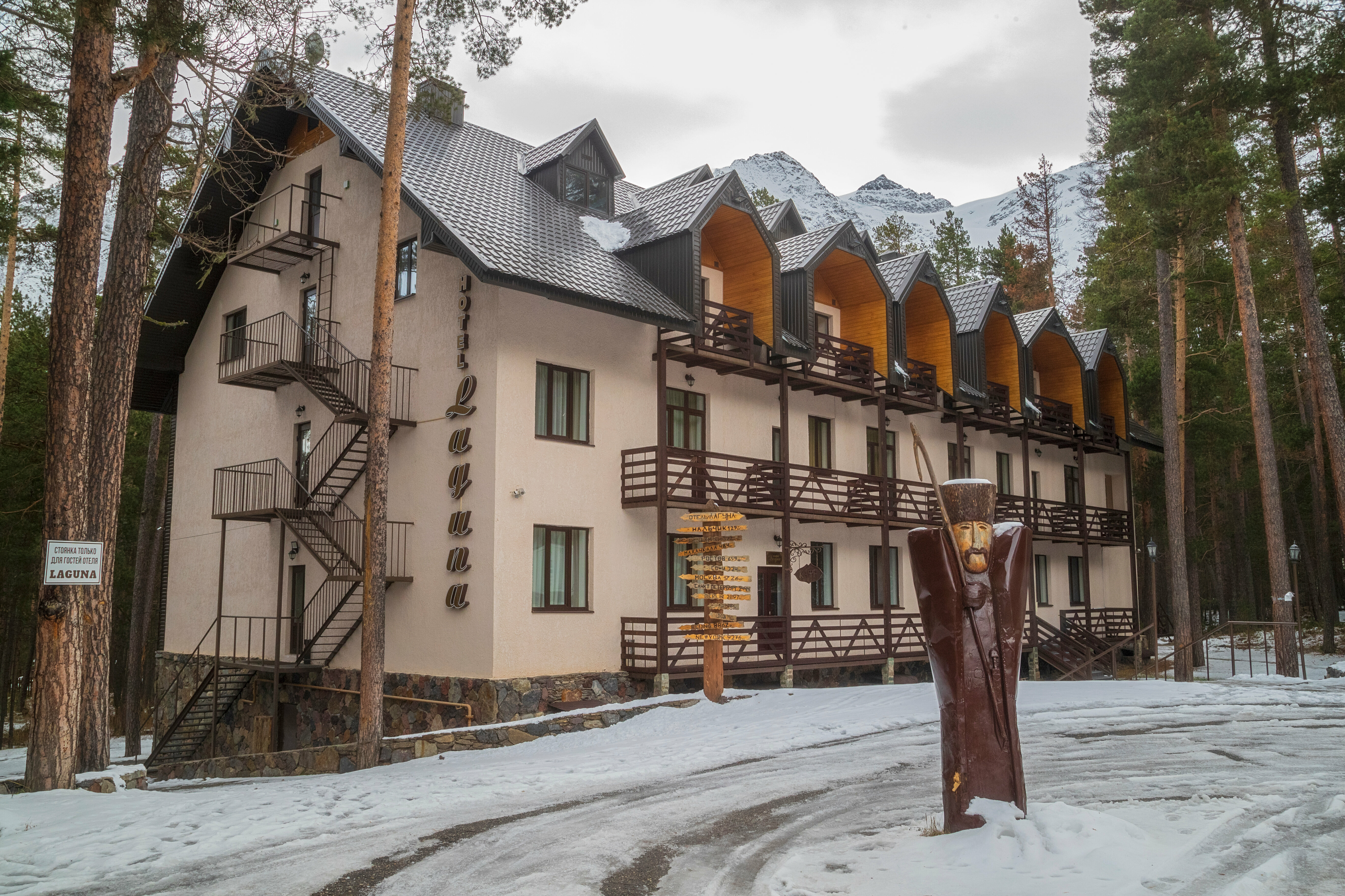 Стандартный номер с 2 односпальными кроватями и диваном