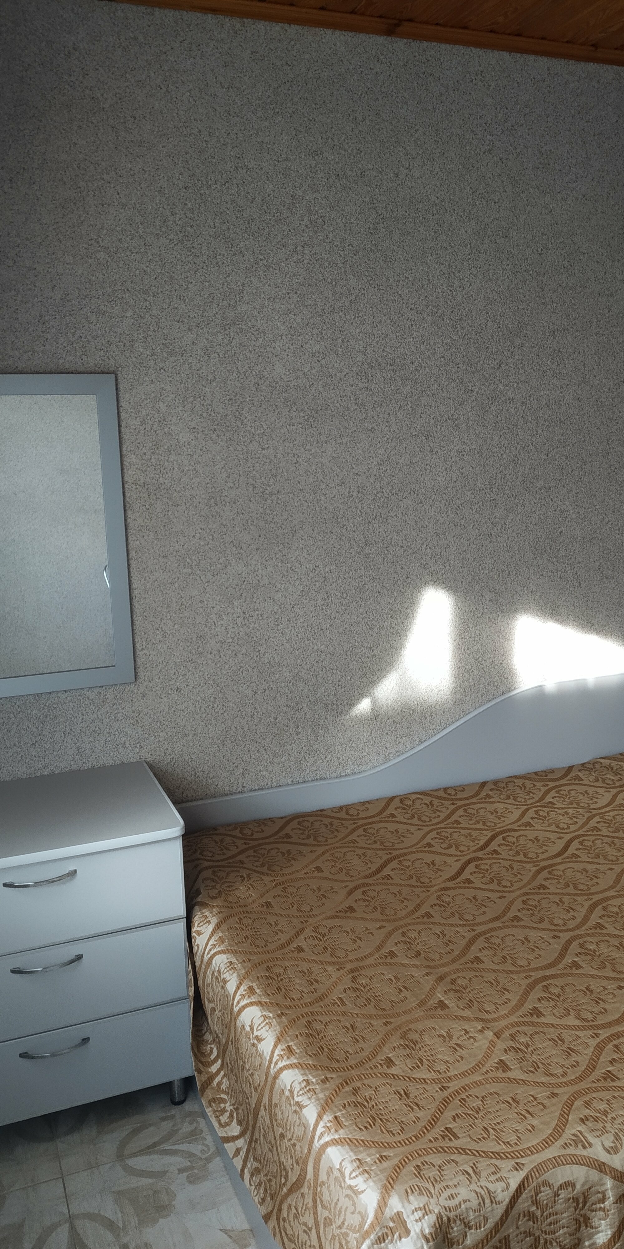 Стандартный двухместный номер с 2 отдельными кроватями и общей ванной комнатой