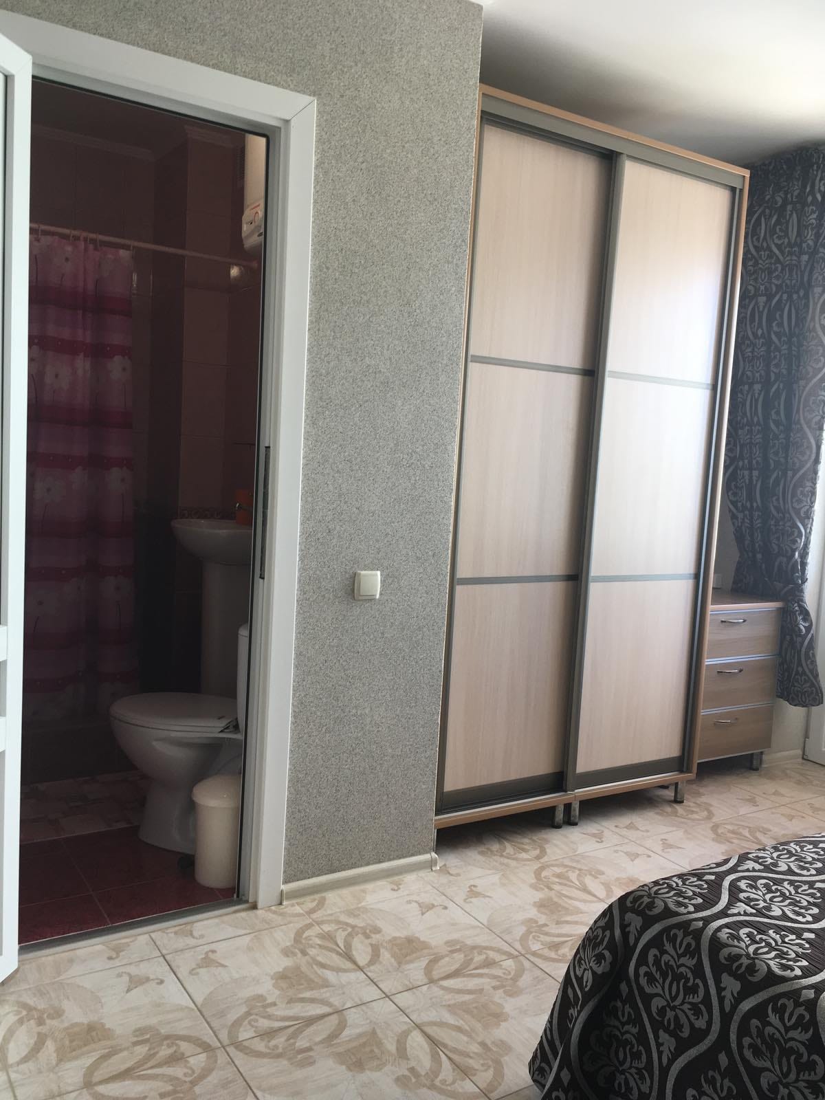 Трехместный номер с двумя санузлами с душем, тремя балконами