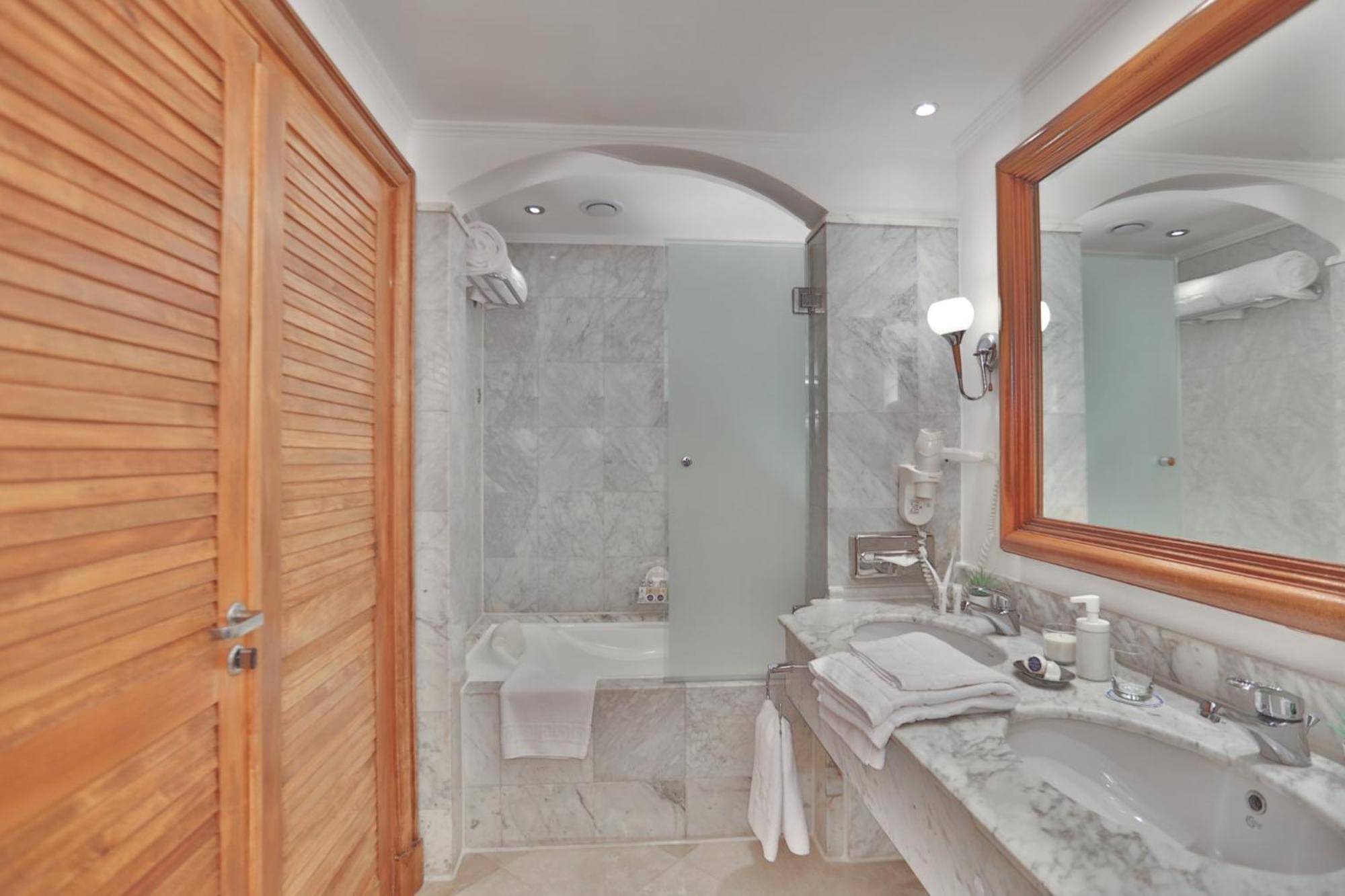 Royal Savoy Room (Adults Only)