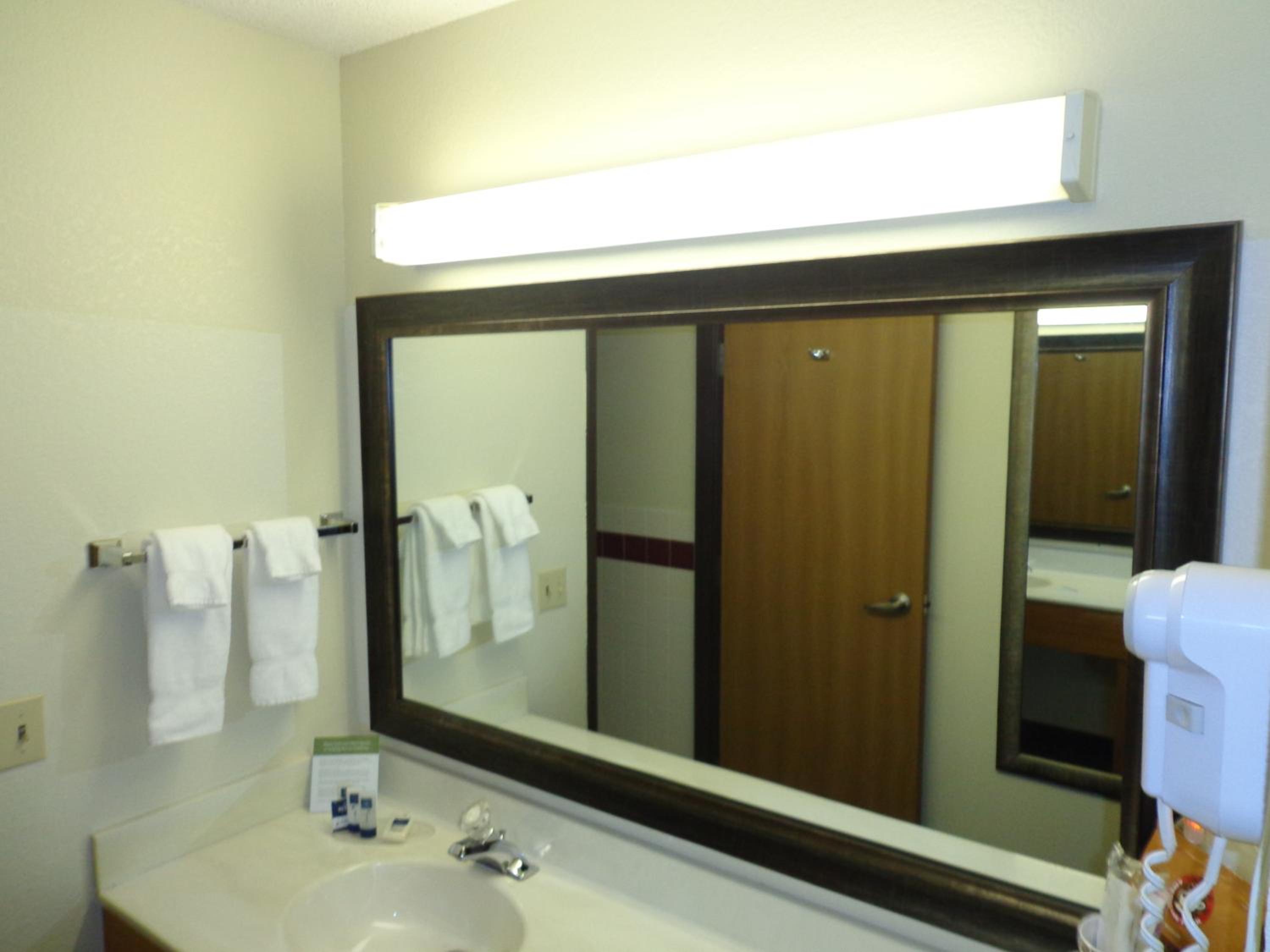 Queen Room - Mobility Access/Non-Smoking