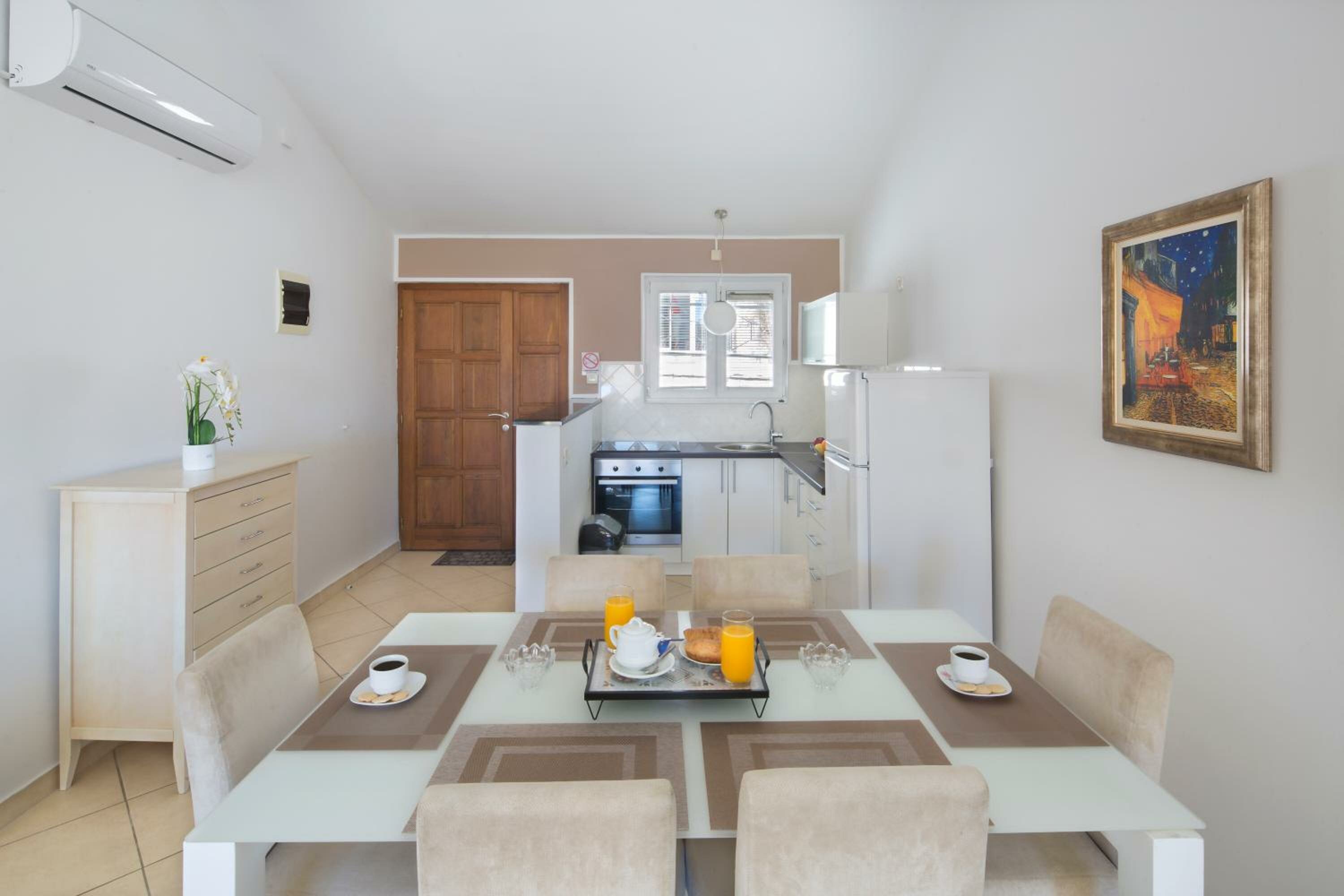 Apartment with Pool View 