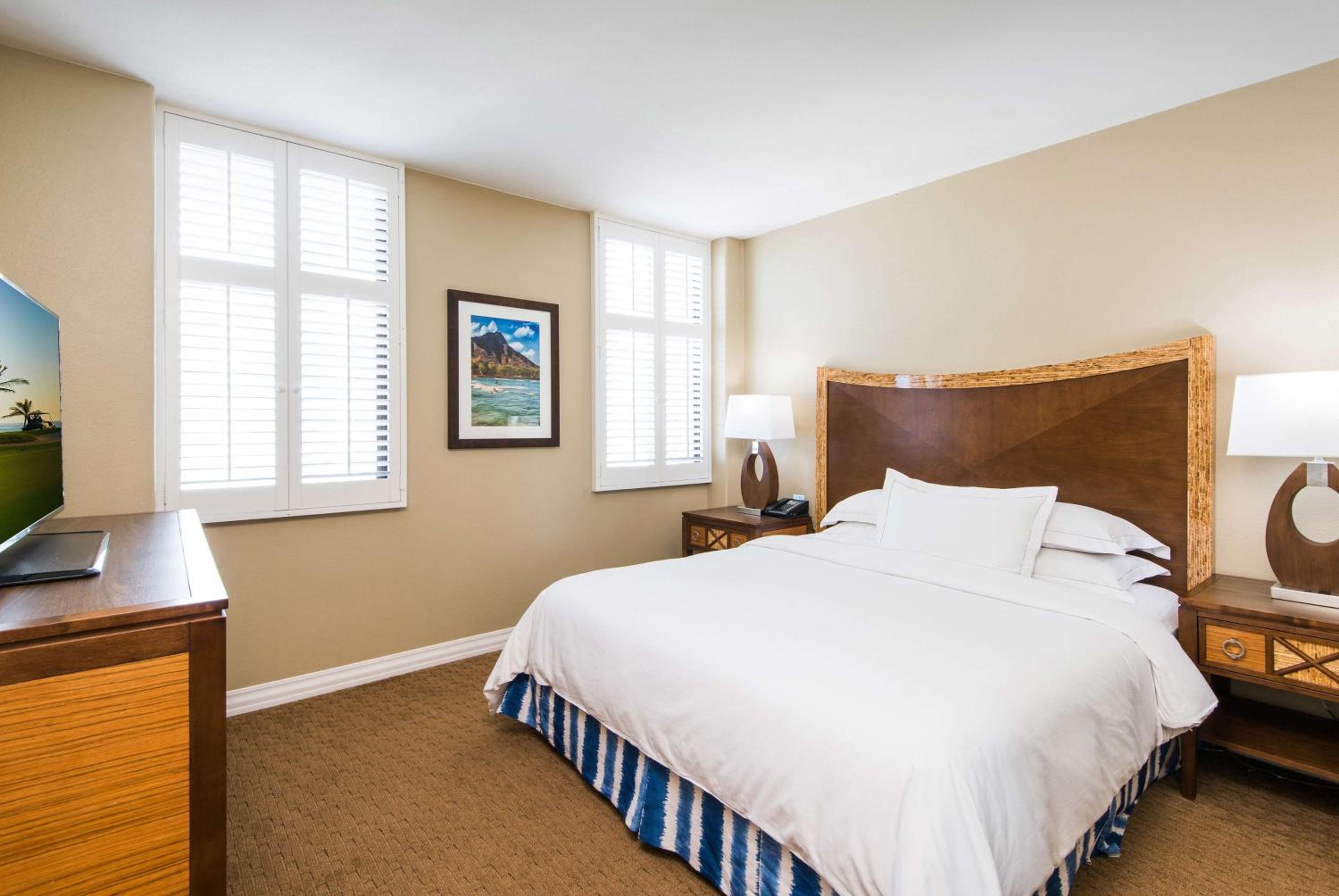 One-Bedroom King Suite with Sofa Bed and View - Lagoon Tower