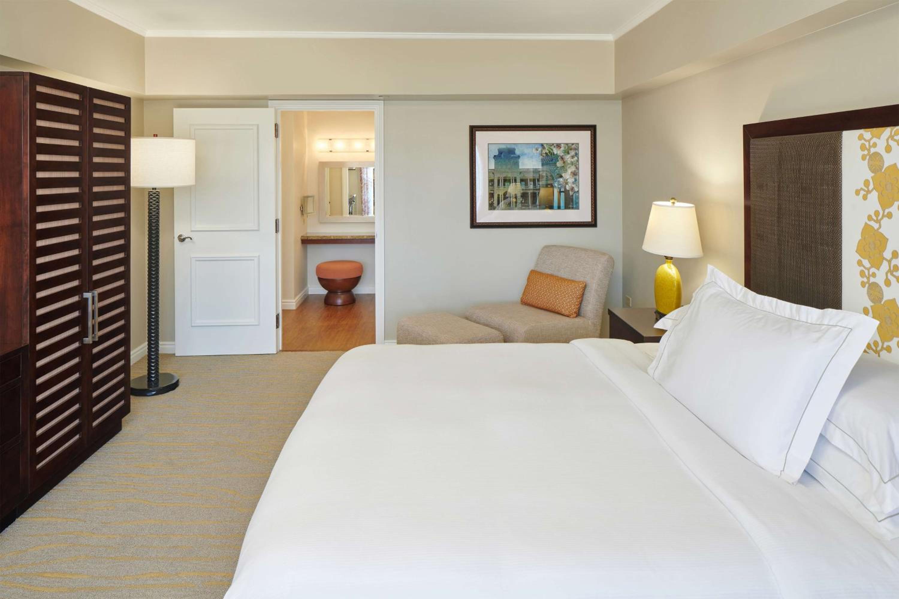 One-Bedroom King Suite with Sofa Bed and Mountain View - Kalia Tower