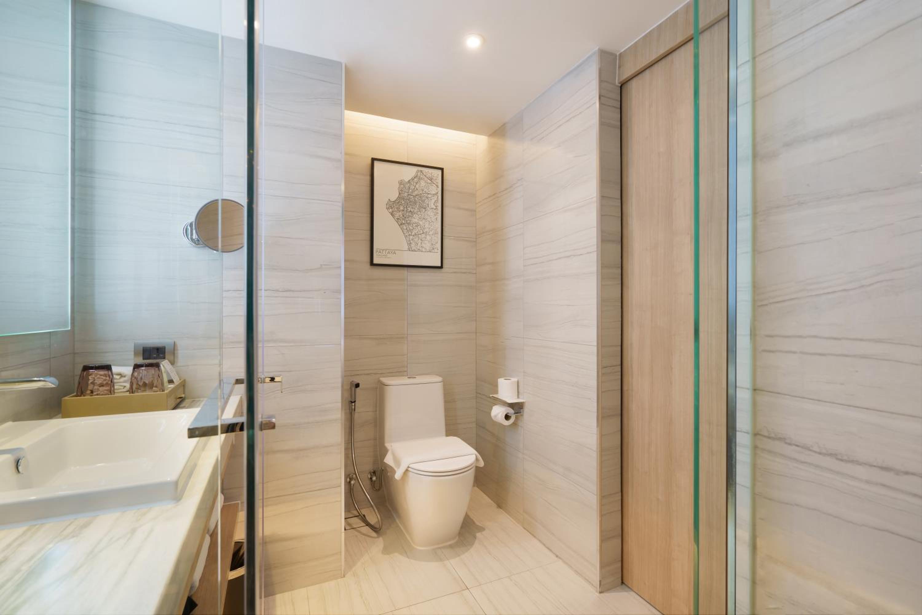 Premier King Room with Sofa Bed and City View